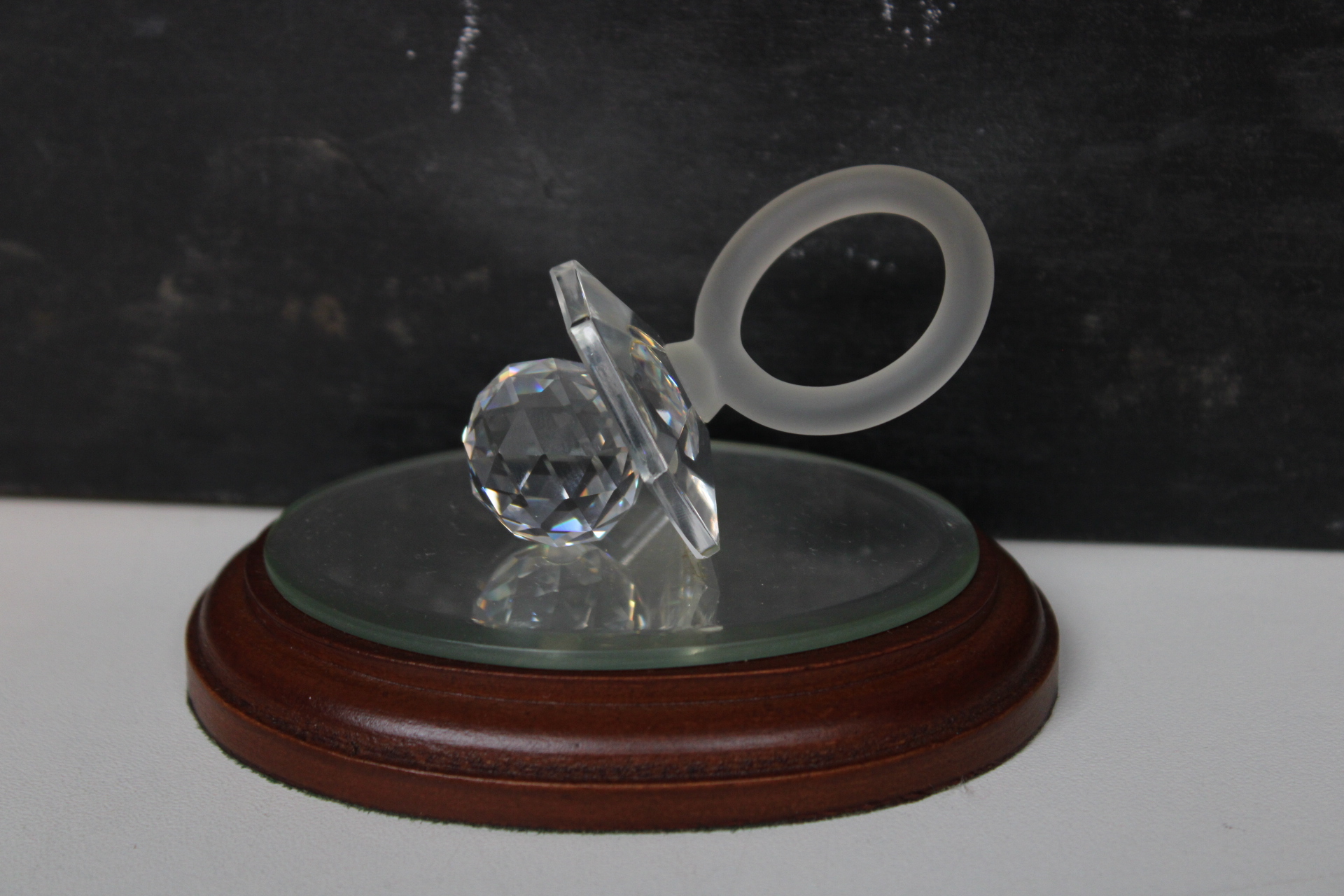 Glazen miniatuursculpturen op houten en glazen bases – foto 3 – kavel bij GSD Auctions, Zoeterwoude