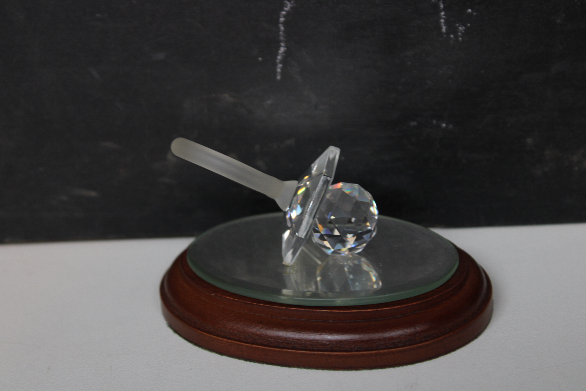 Glazen miniatuursculpturen op houten en glazen bases – foto 4 – kavel bij GSD Auctions, Zoeterwoude