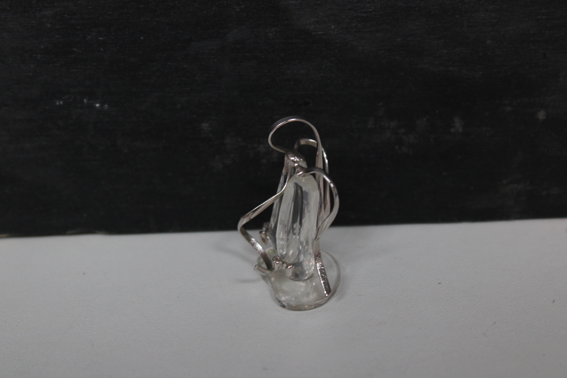 Glazen miniatuursculpturen op houten en glazen bases – foto 7 – kavel bij GSD Auctions, Zoeterwoude