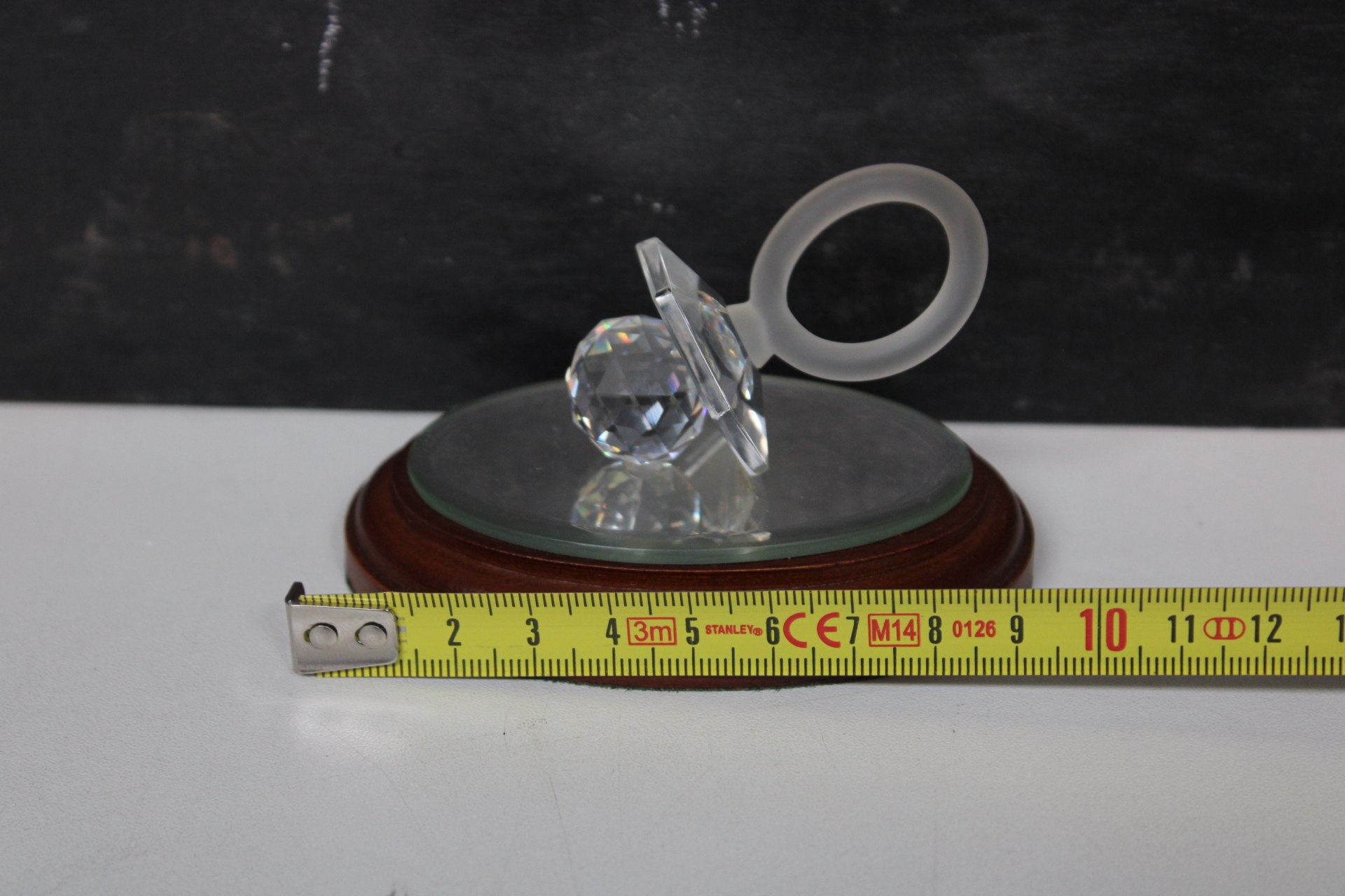 Glazen miniatuursculpturen op houten en glazen bases – foto 10 – kavel bij GSD Auctions, Zoeterwoude