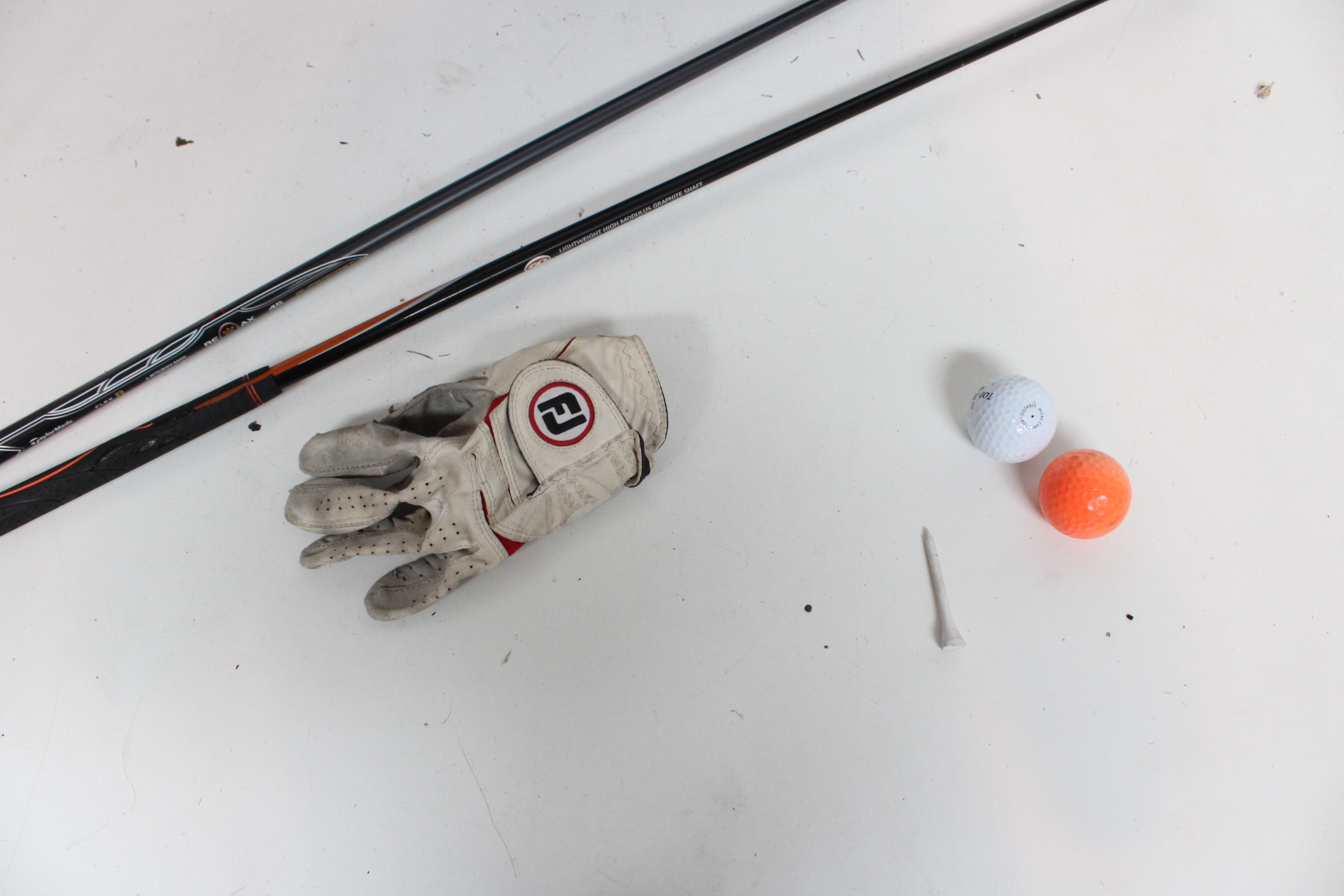 Golfset met tas, clubs, glove en ballen – foto 3 – kavel bij GSD Auctions, Zoeterwoude