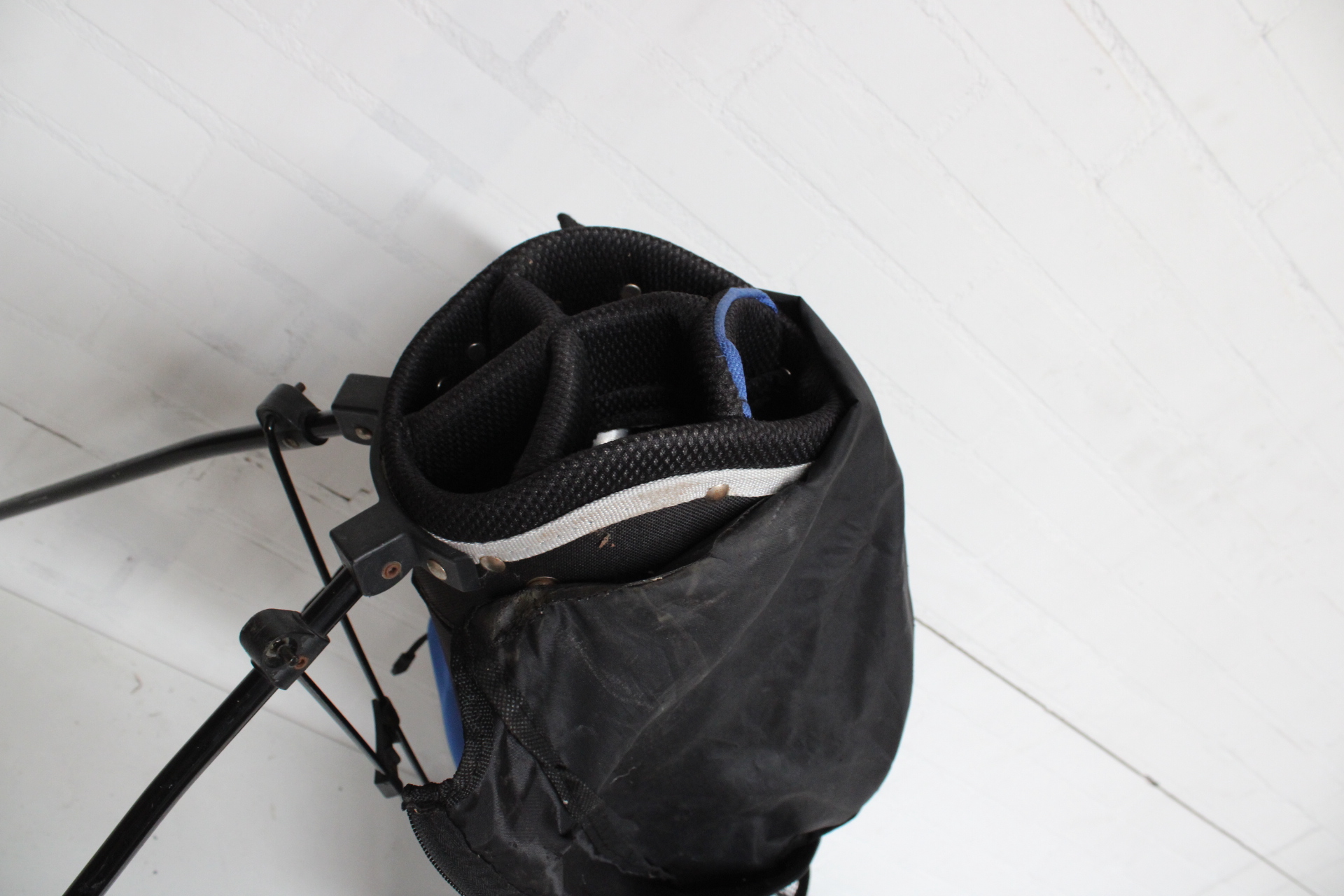 Golfset met tas, clubs, glove en ballen – foto 6 – kavel bij GSD Auctions, Zoeterwoude