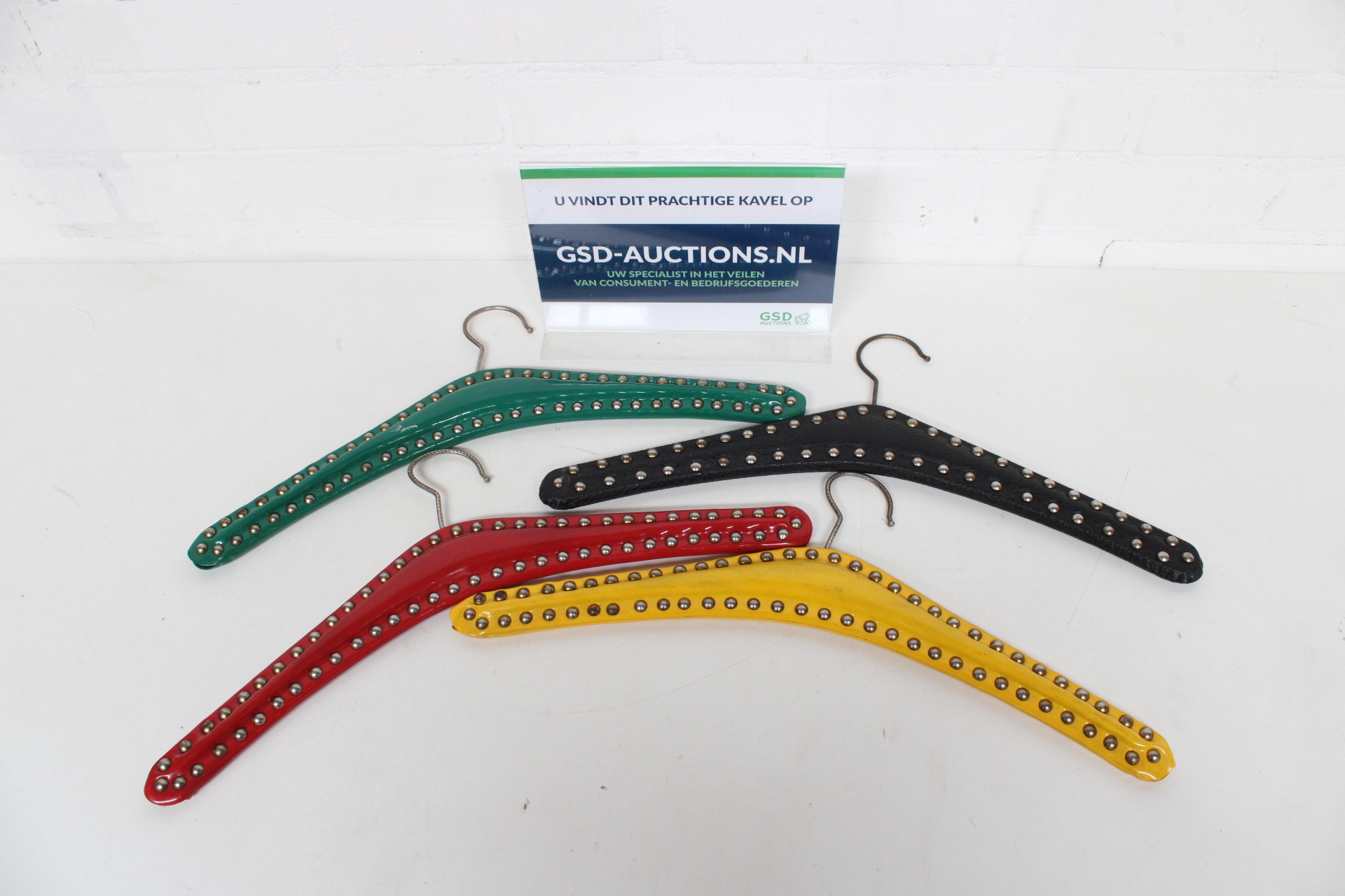 Set gekleurde kledinghangers met studs – kavel bij GSD Auctions, Zoeterwoude