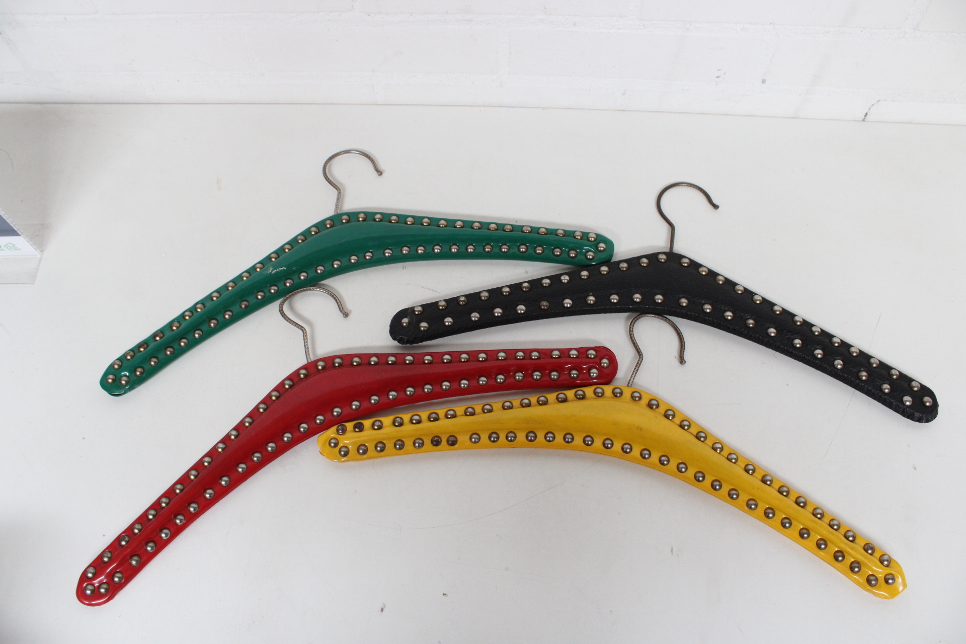 Set gekleurde kledinghangers met studs – foto 2 – kavel bij GSD Auctions, Zoeterwoude