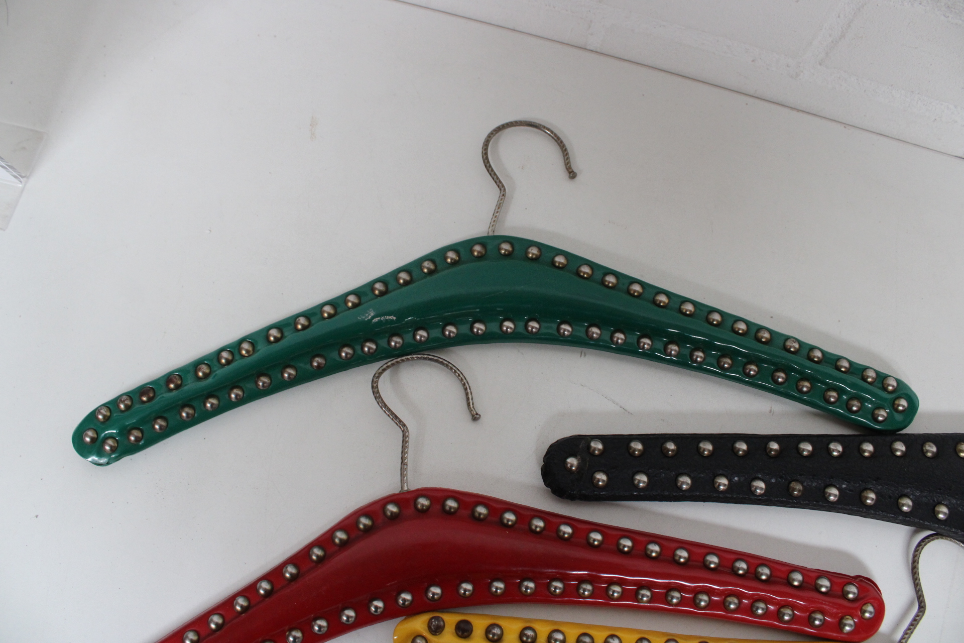 Set gekleurde kledinghangers met studs – foto 3 – kavel bij GSD Auctions, Zoeterwoude