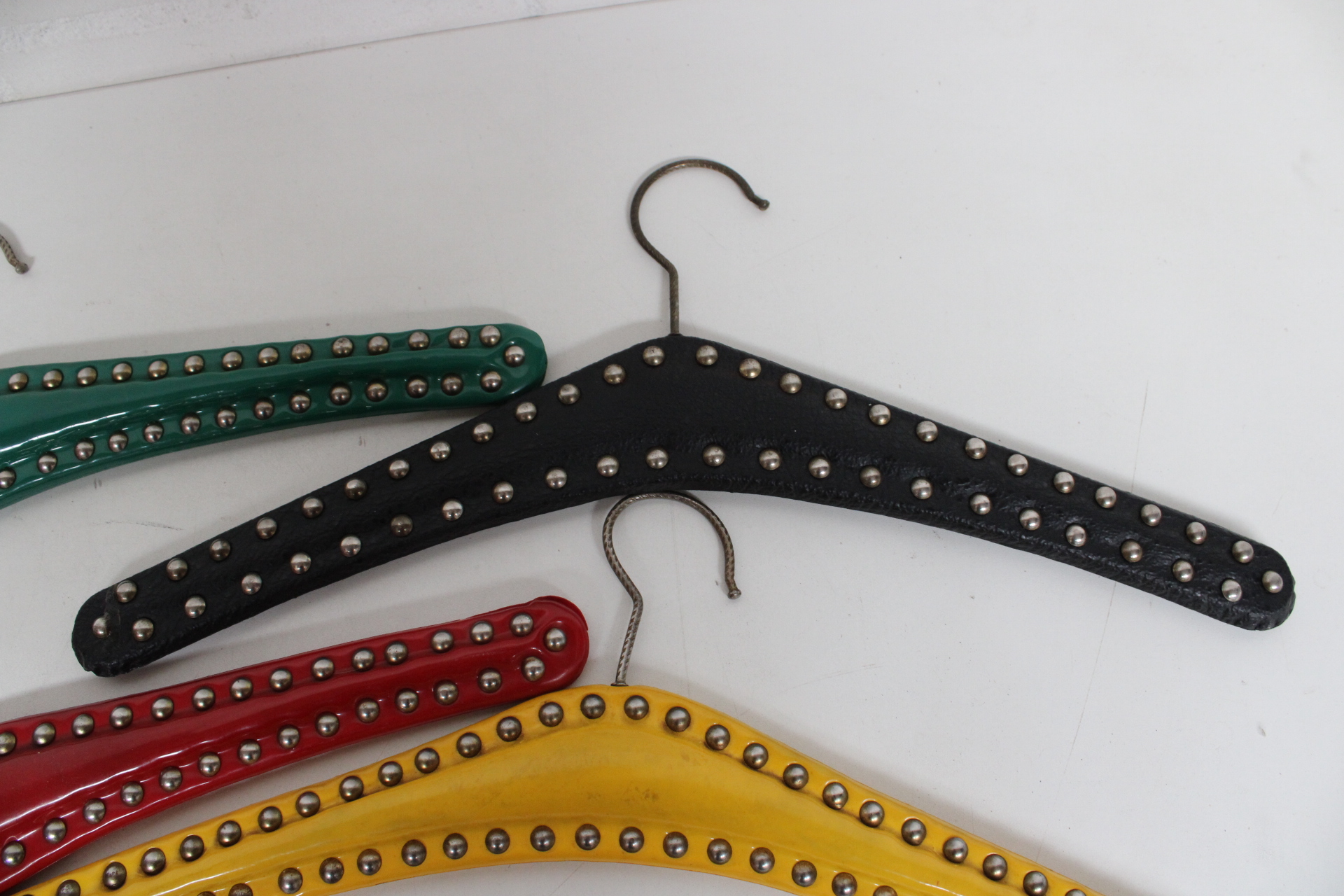 Set gekleurde kledinghangers met studs – foto 4 – kavel bij GSD Auctions, Zoeterwoude