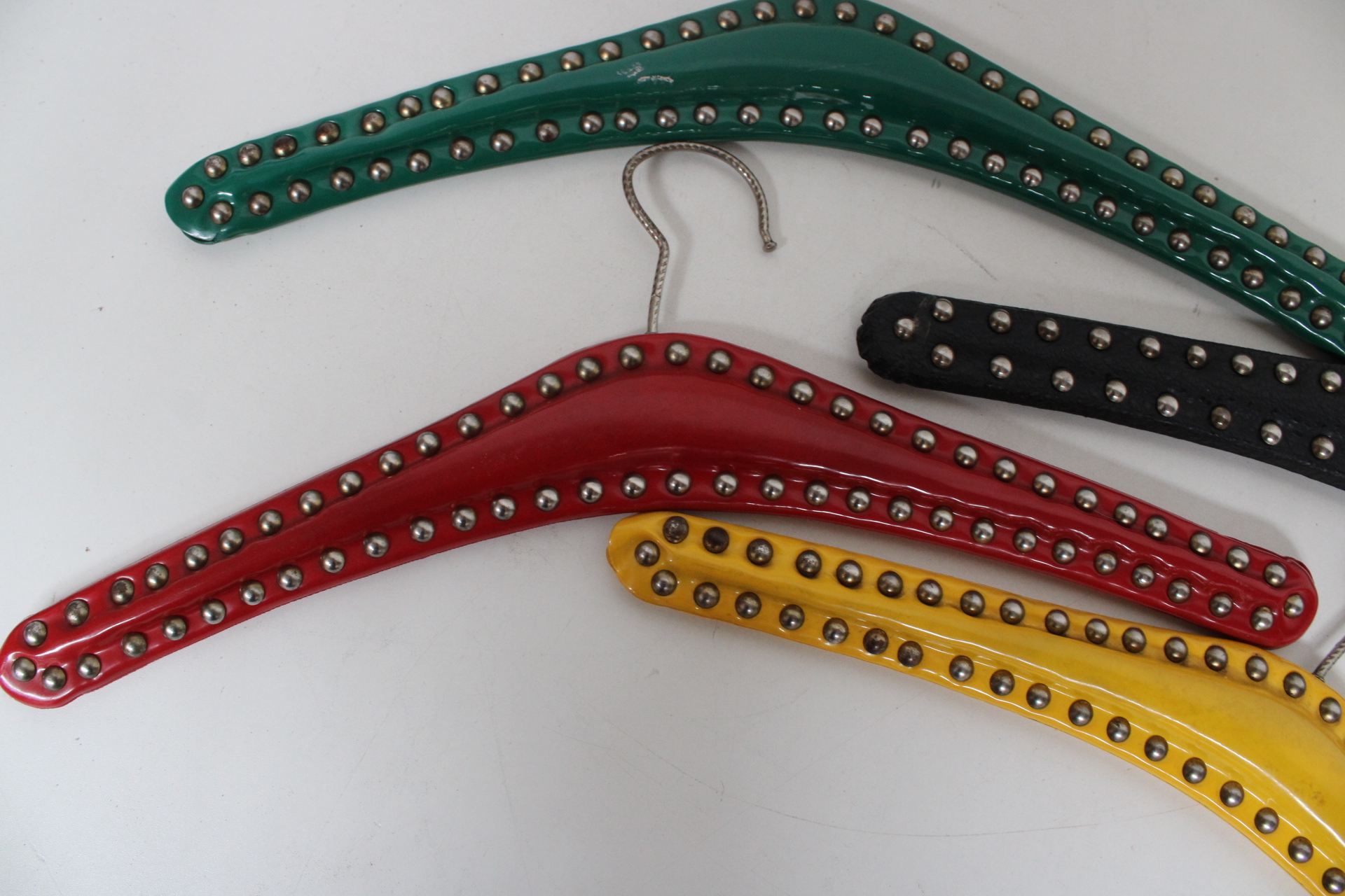 Set gekleurde kledinghangers met studs – foto 5 – kavel bij GSD Auctions, Zoeterwoude