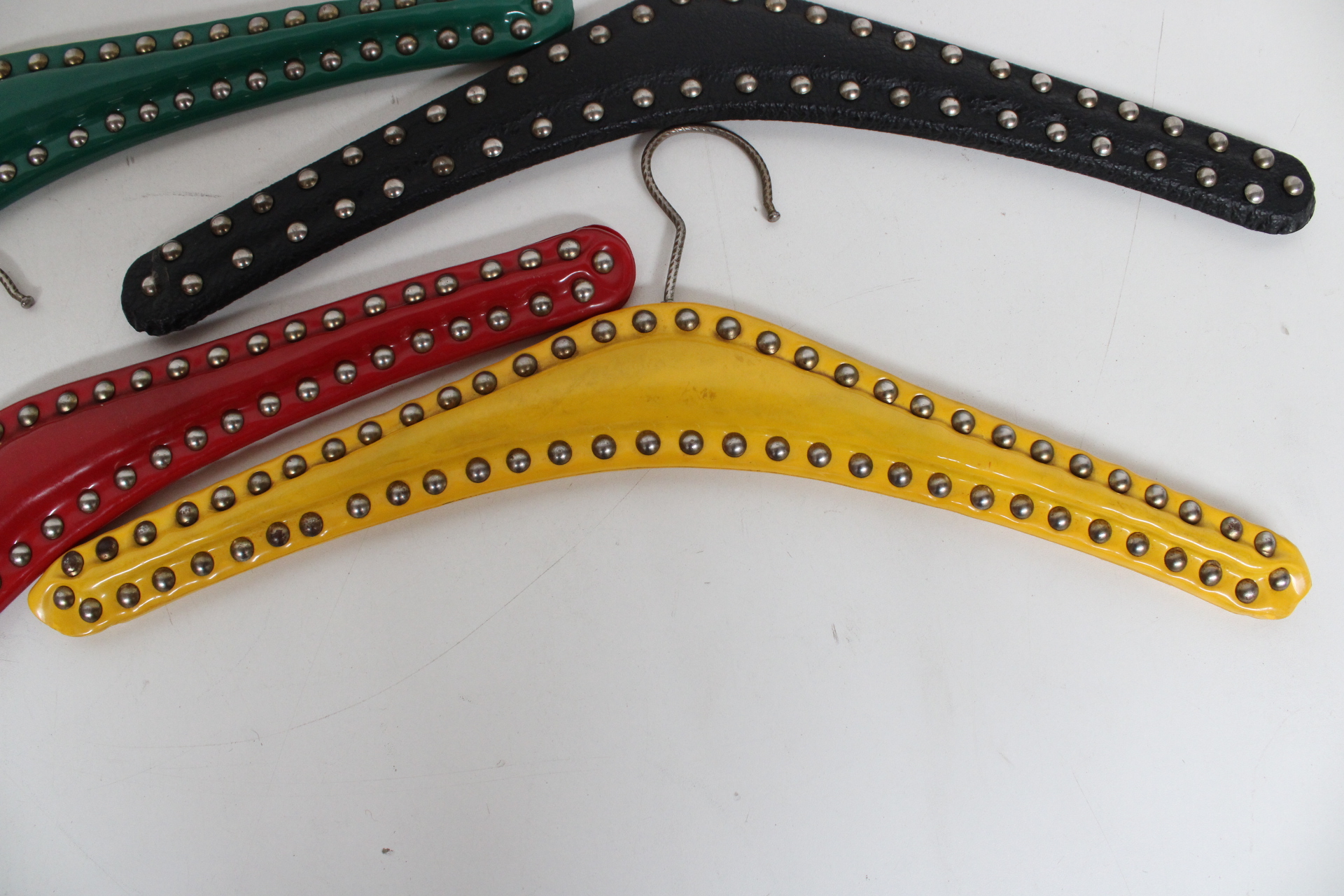 Set gekleurde kledinghangers met studs – foto 6 – kavel bij GSD Auctions, Zoeterwoude