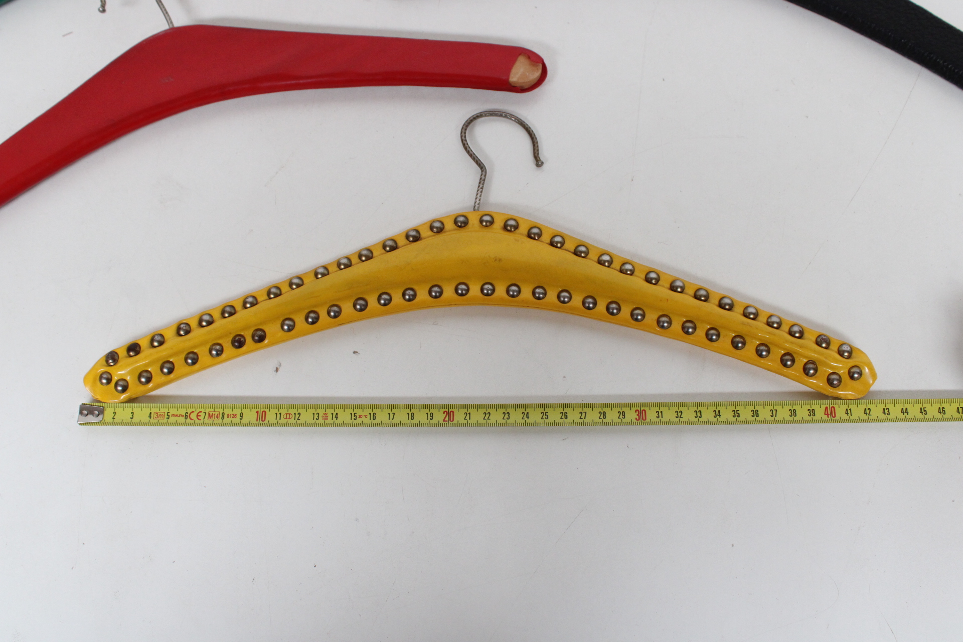 Set gekleurde kledinghangers met studs – foto 8 – kavel bij GSD Auctions, Zoeterwoude