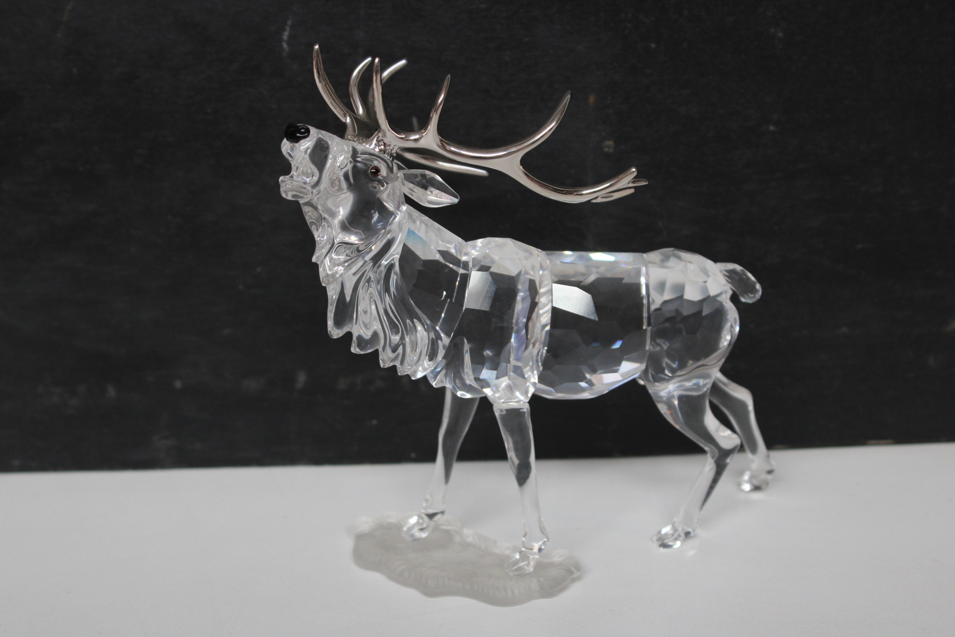 Kristallen beeld van een hert – foto 2 – kavel bij GSD Auctions, Zoeterwoude