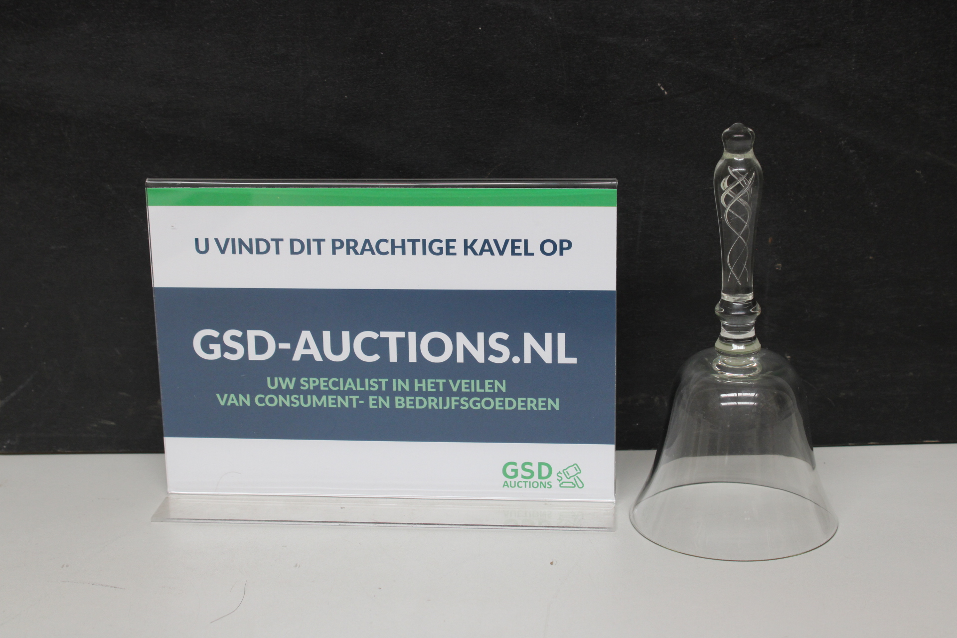 Glazen bel met gegraveerd handvat – kavel bij GSD Auctions, Zoeterwoude