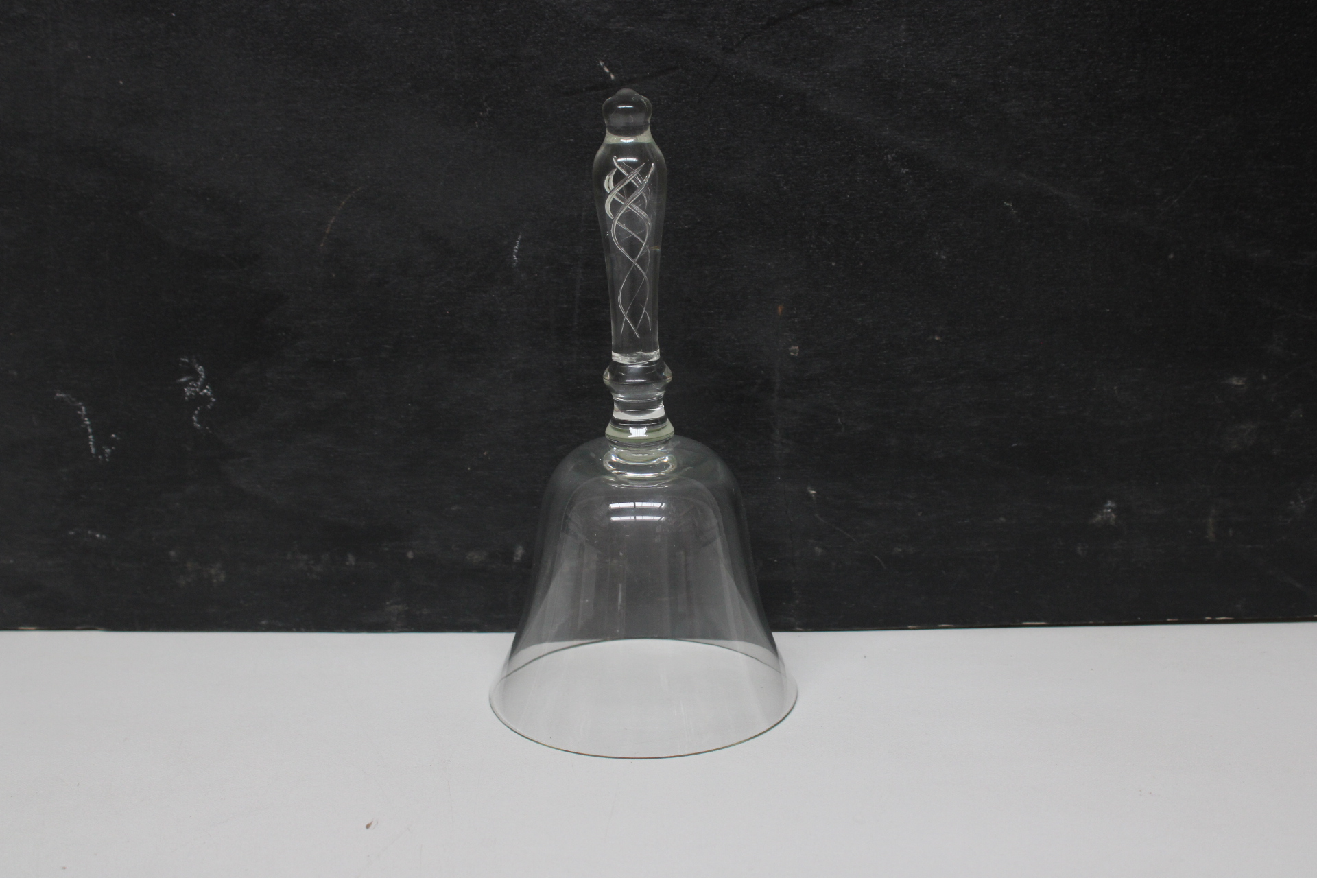 Glazen bel met gegraveerd handvat – foto 2 – kavel bij GSD Auctions, Zoeterwoude