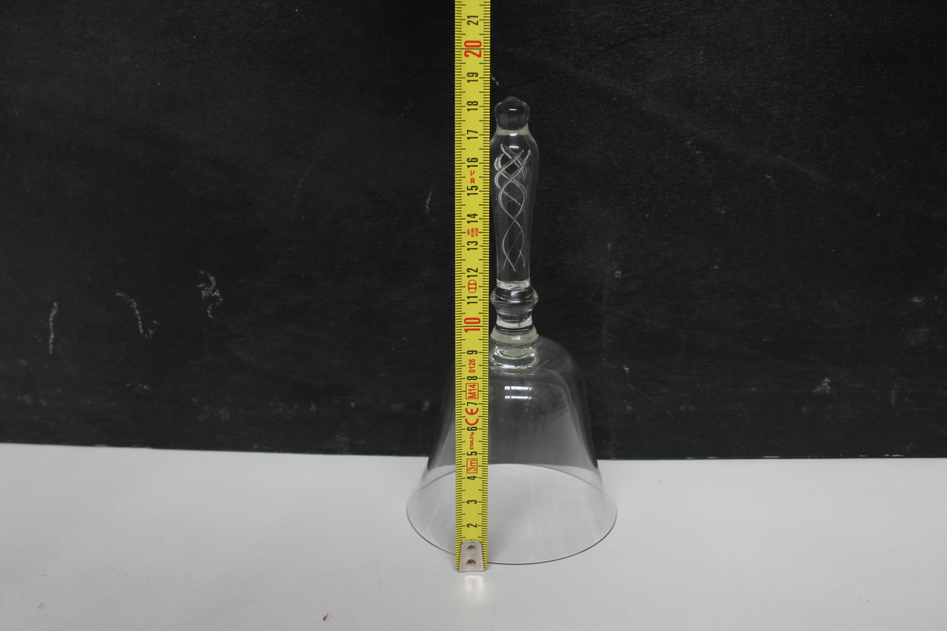 Glazen bel met gegraveerd handvat – foto 5 – kavel bij GSD Auctions, Zoeterwoude