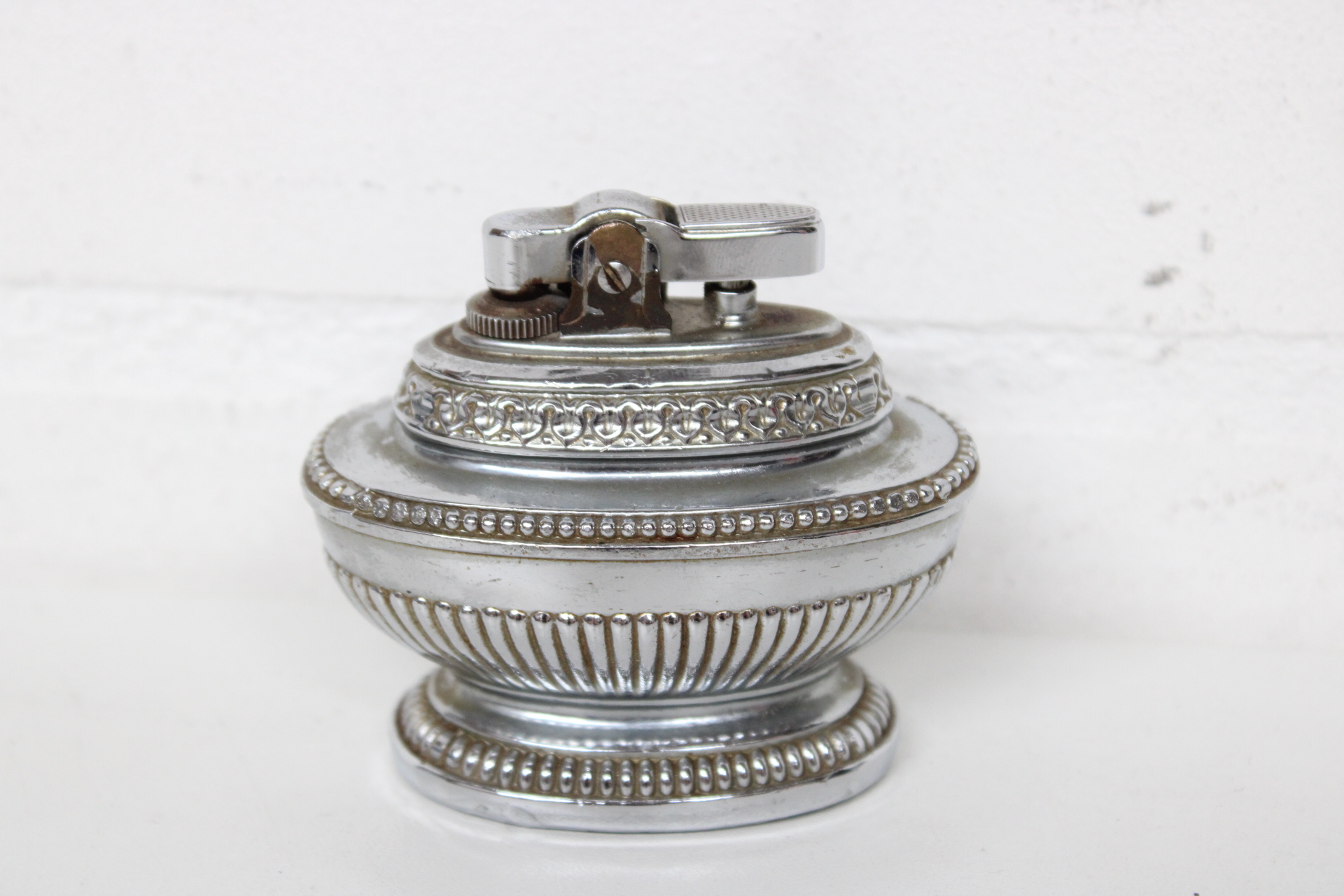 Vintage aansteker met metalen sierdesign – foto 2 – kavel bij GSD Auctions, Zoeterwoude