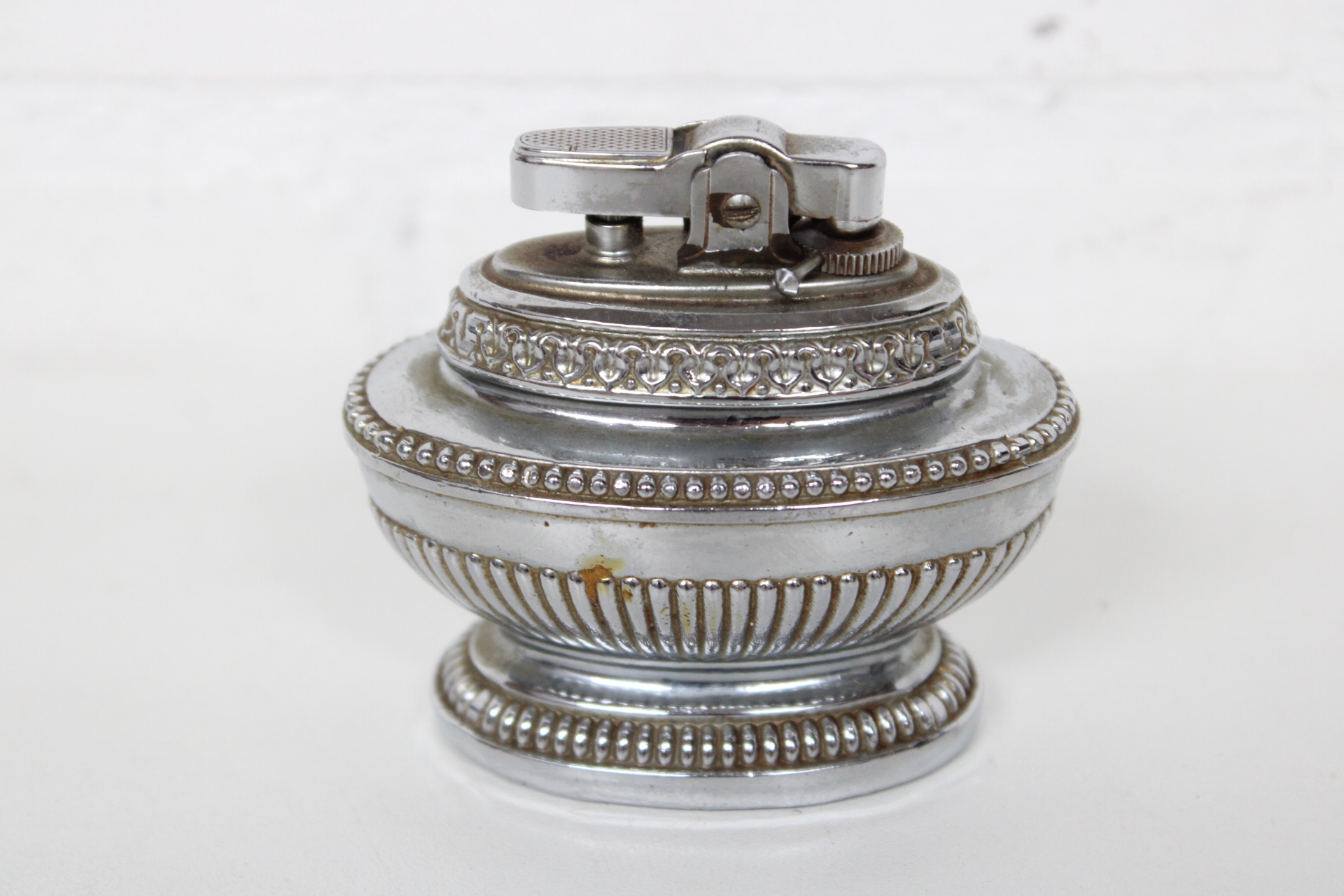 Vintage aansteker met metalen sierdesign – foto 3 – kavel bij GSD Auctions, Zoeterwoude