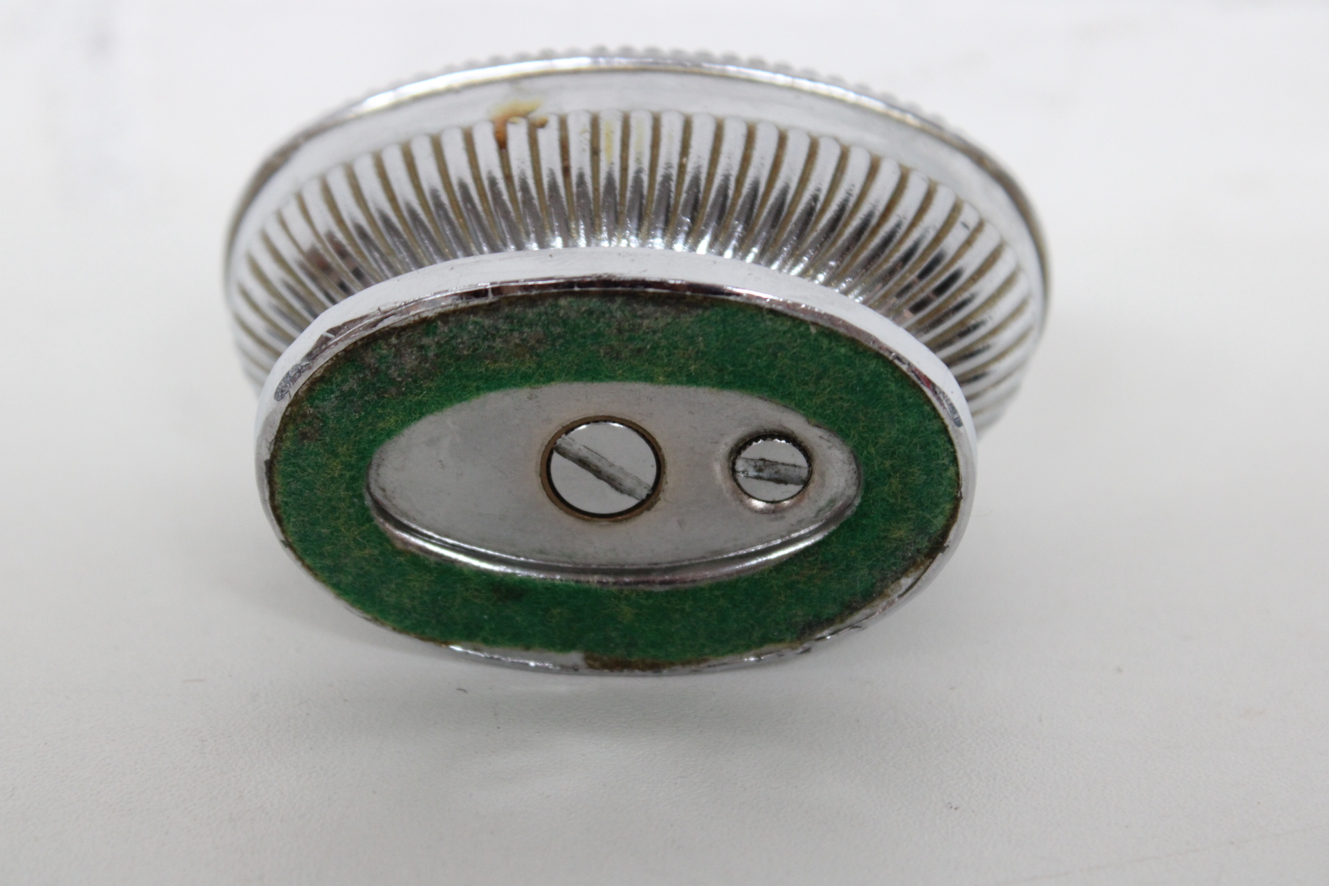 Vintage aansteker met metalen sierdesign – foto 4 – kavel bij GSD Auctions, Zoeterwoude