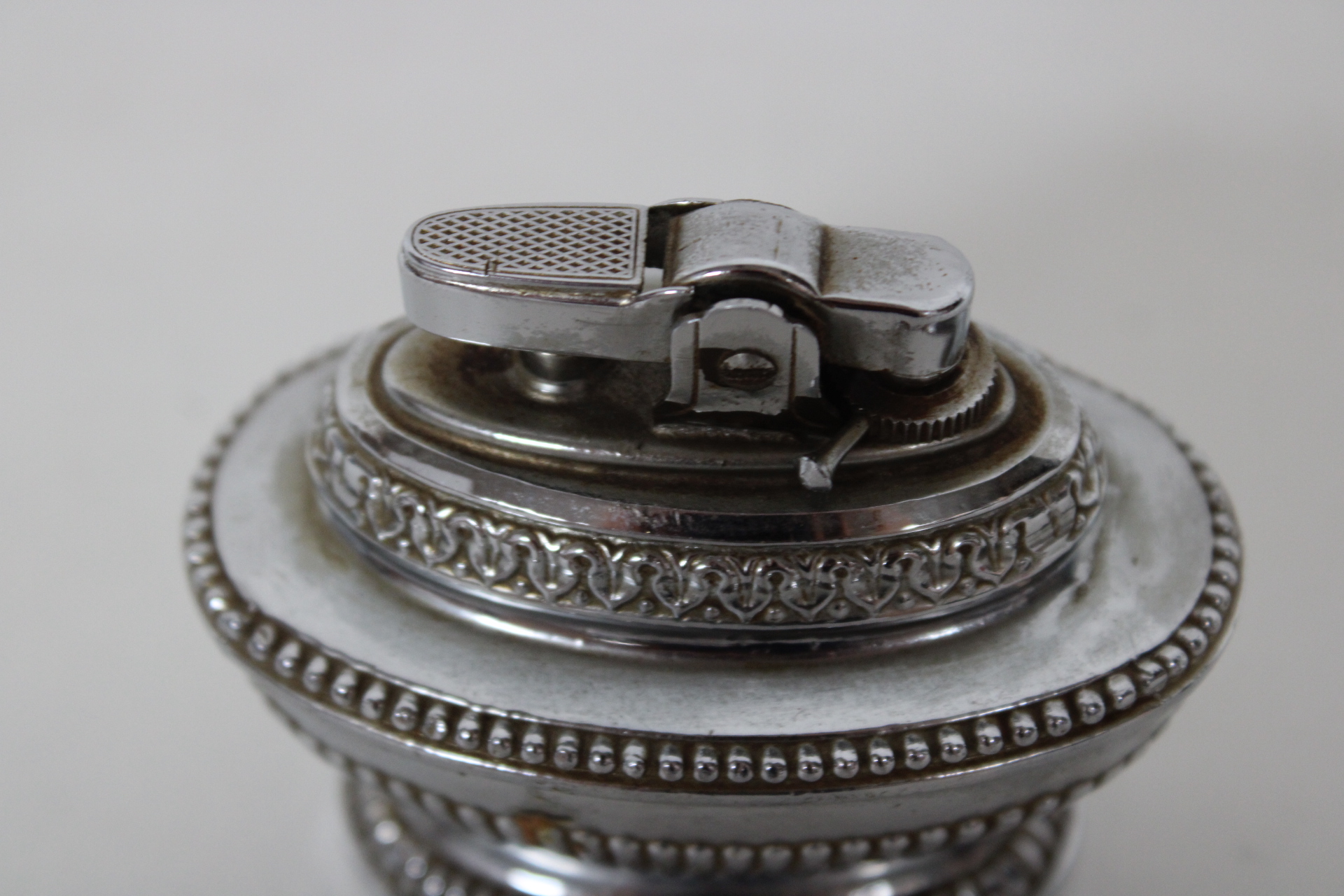 Vintage aansteker met metalen sierdesign – foto 5 – kavel bij GSD Auctions, Zoeterwoude
