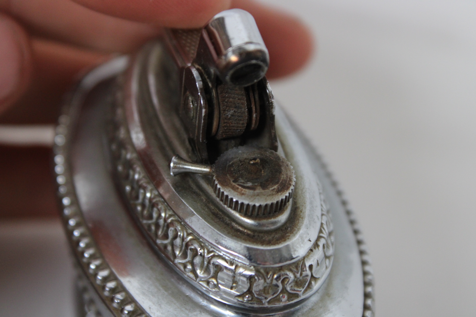Vintage aansteker met metalen sierdesign – foto 6 – kavel bij GSD Auctions, Zoeterwoude
