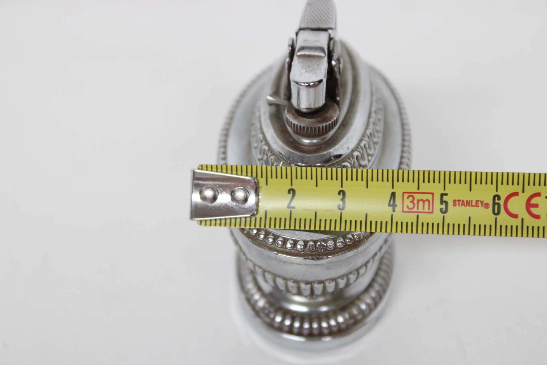 Vintage aansteker met metalen sierdesign – foto 8 – kavel bij GSD Auctions, Zoeterwoude
