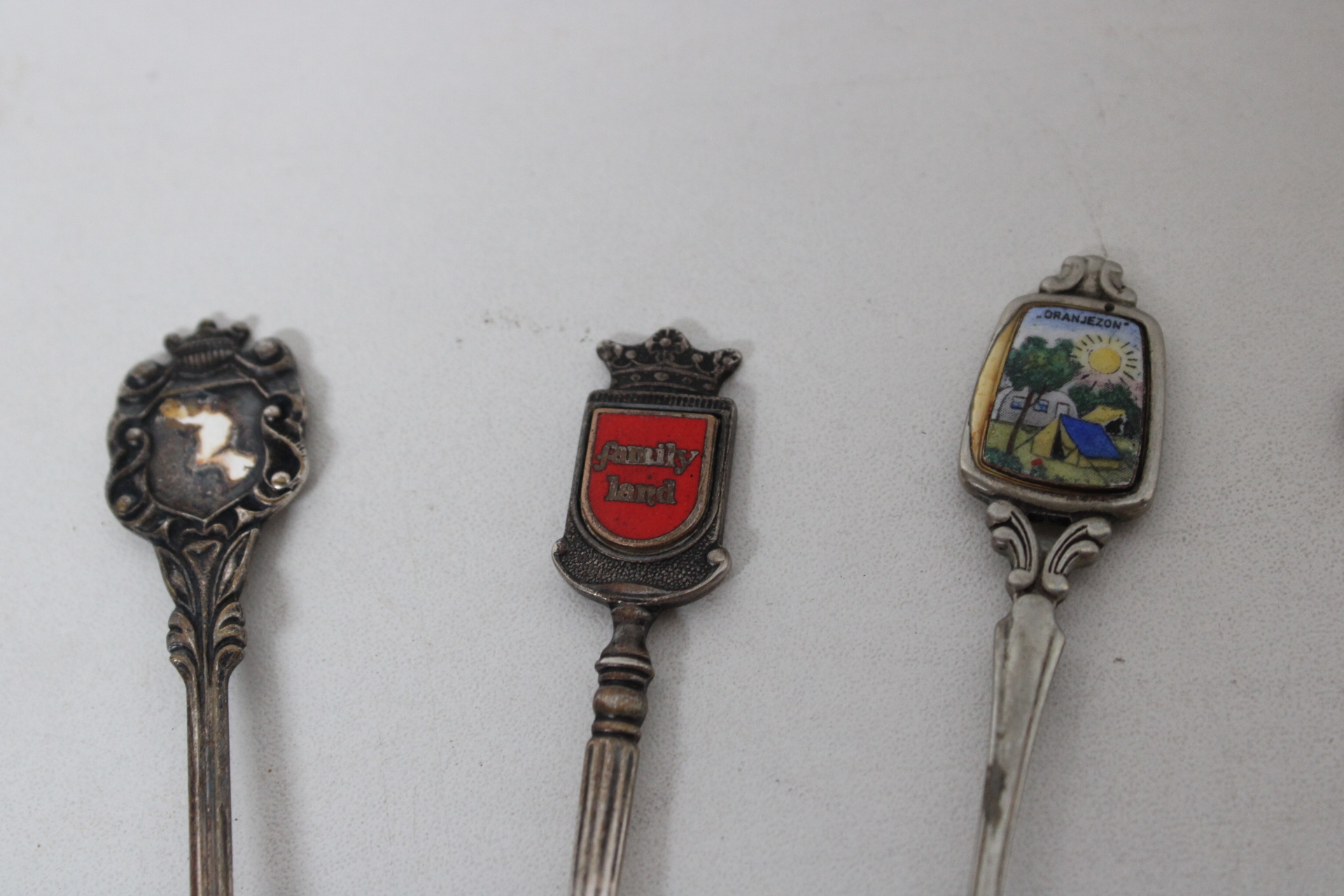Verzameling van zilveren souvenirs lepels – foto 8 – kavel bij GSD Auctions, Zoeterwoude