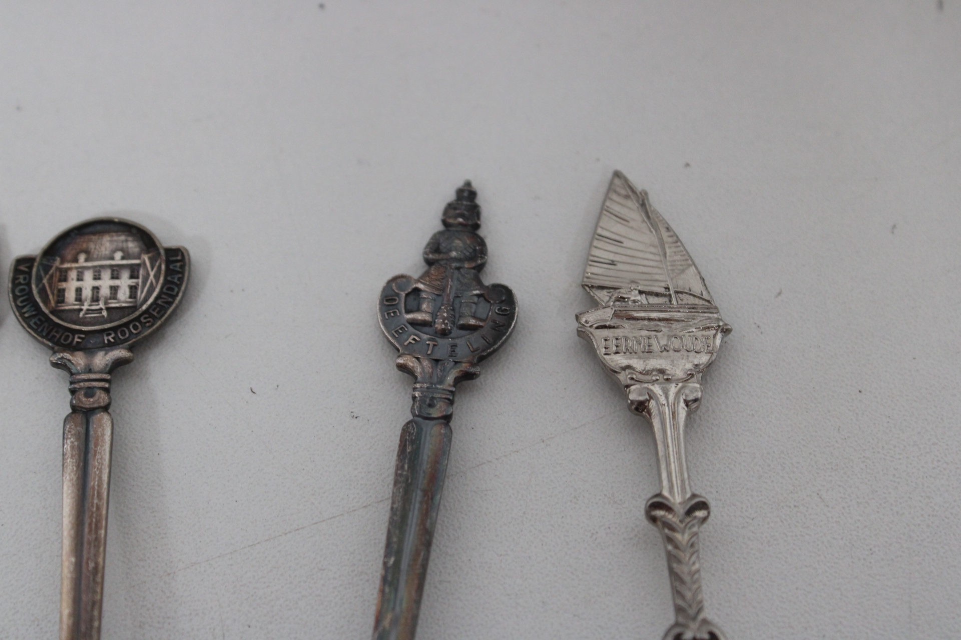 Verzameling van Verzilverde souvenirs lepels – foto 11 – kavel bij GSD Auctions, Zoeterwoude