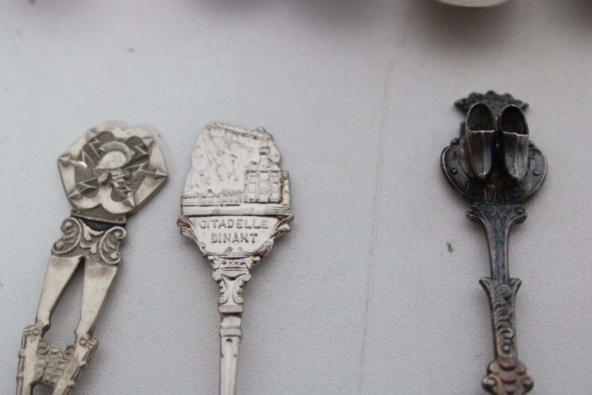 Verzameling van Verzilverde souvenirs lepels – foto 12 – kavel bij GSD Auctions, Zoeterwoude