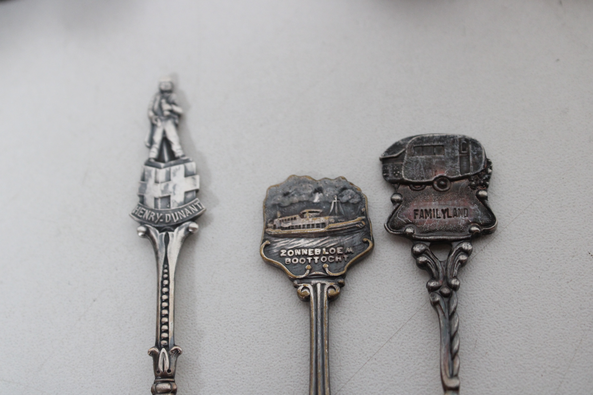 Verzameling van Verzilverde souvenirs lepels – foto 13 – kavel bij GSD Auctions, Zoeterwoude