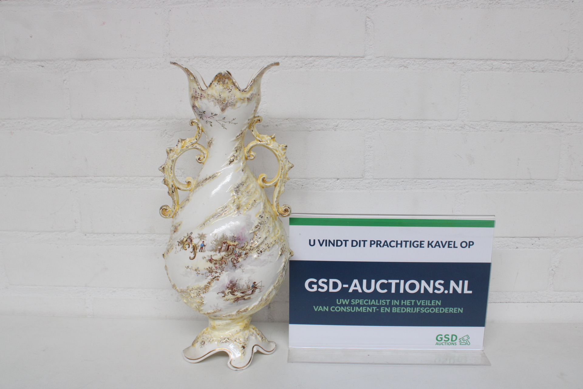 Antieke decoratieve vaas met handgeschilderde decoratie – kavel bij GSD Auctions, Zoeterwoude