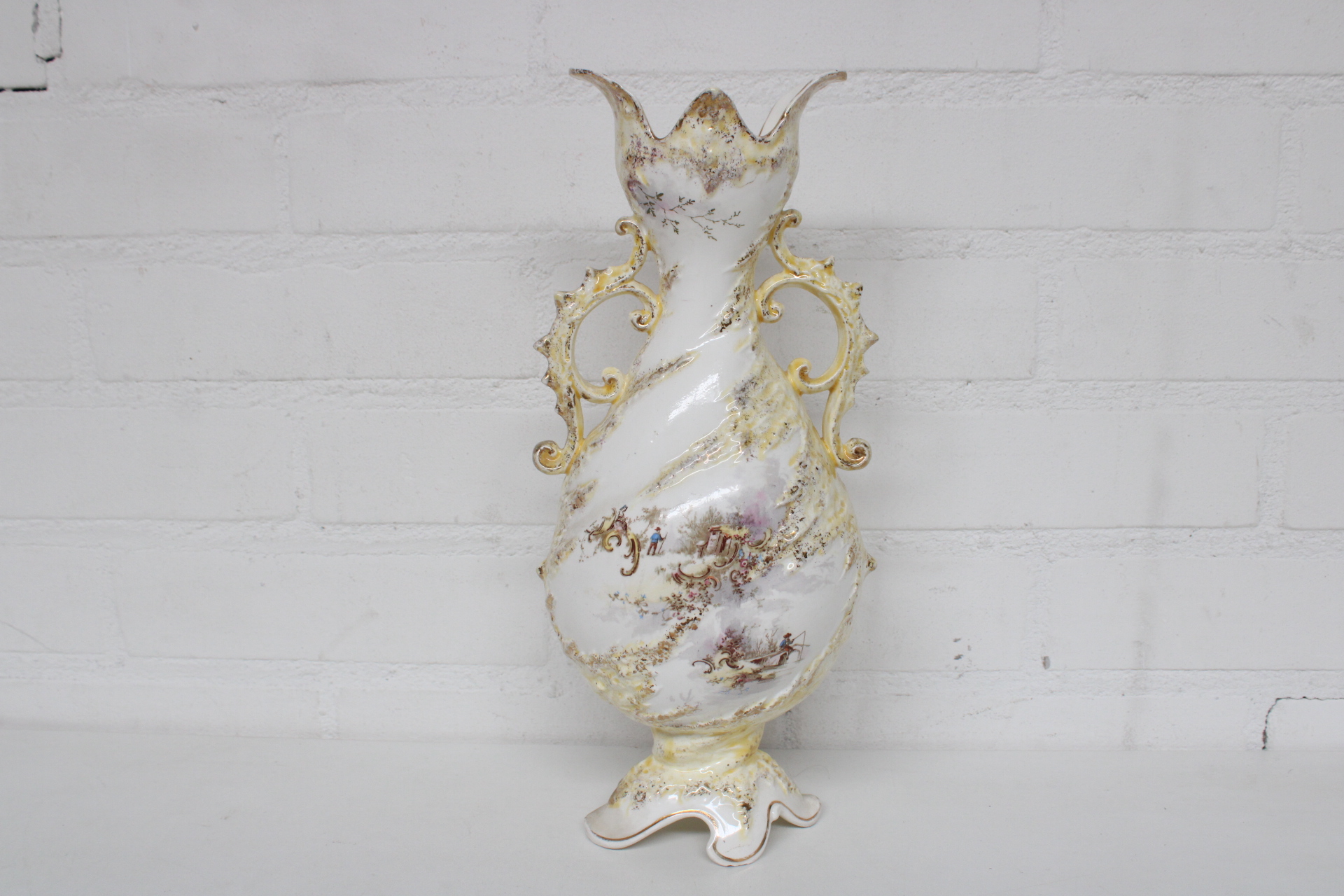 Antieke decoratieve vaas met handgeschilderde decoratie – foto 2 – kavel bij GSD Auctions, Zoeterwoude