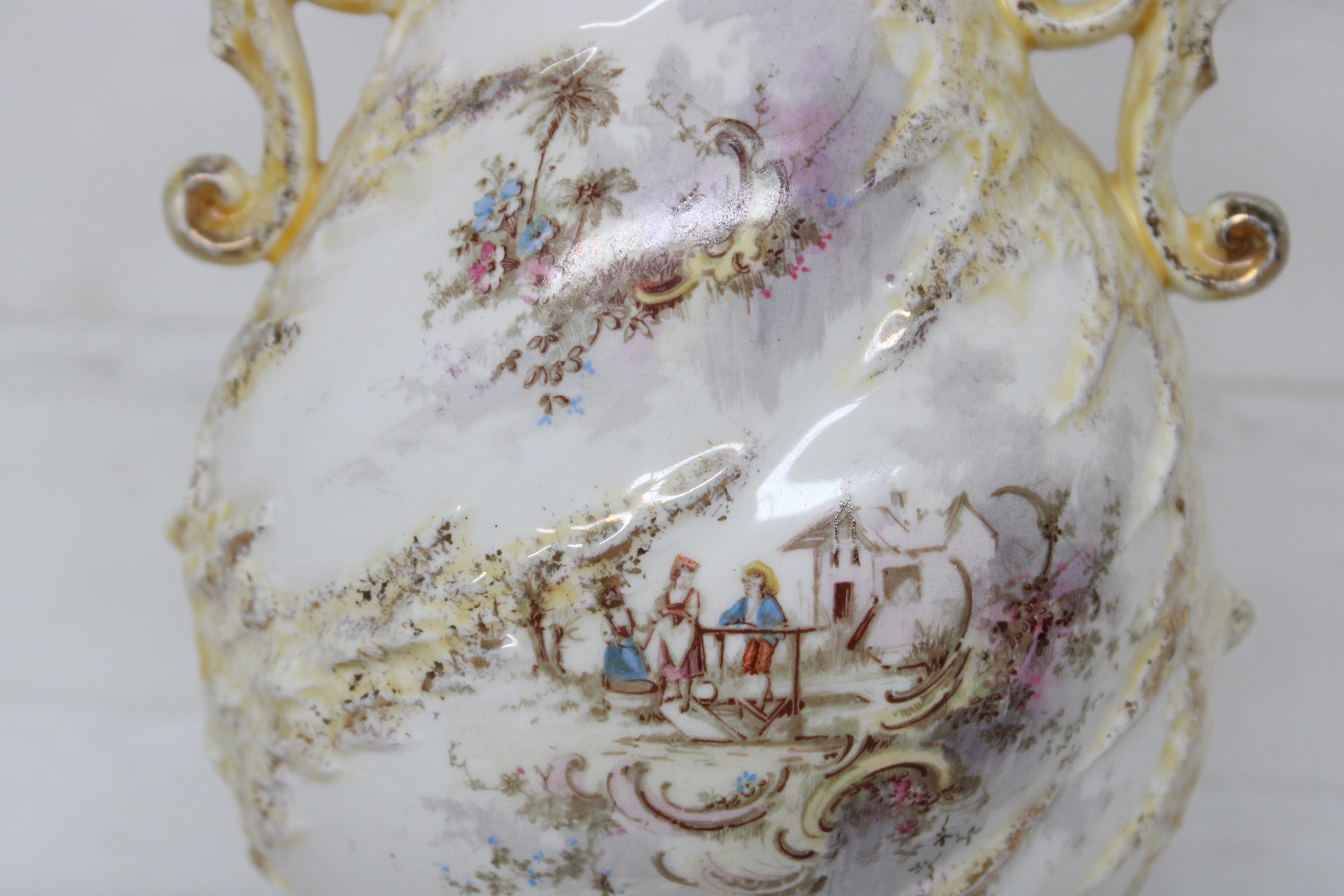 Antieke decoratieve vaas met handgeschilderde decoratie – foto 5 – kavel bij GSD Auctions, Zoeterwoude