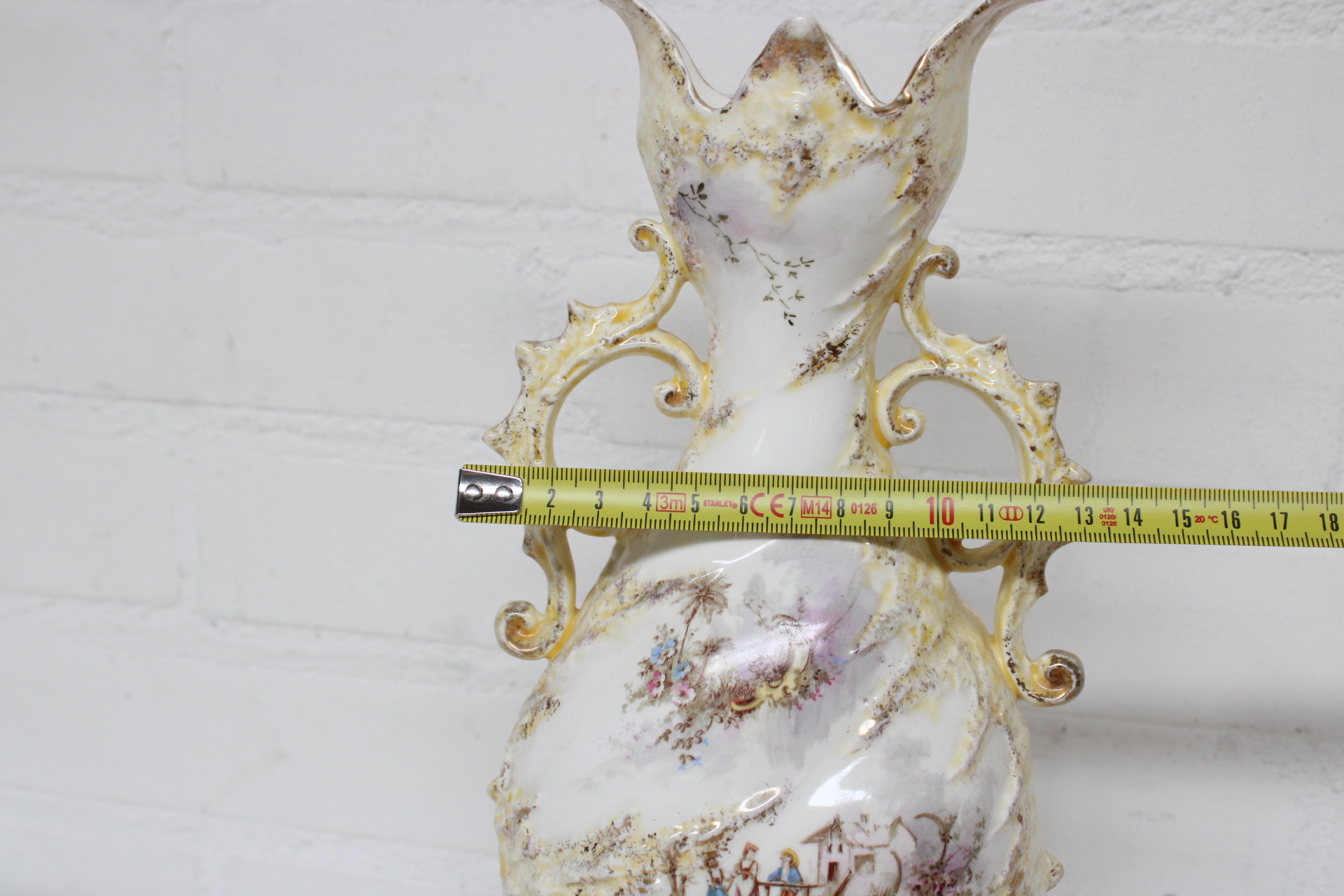 Antieke decoratieve vaas met handgeschilderde decoratie – foto 6 – kavel bij GSD Auctions, Zoeterwoude