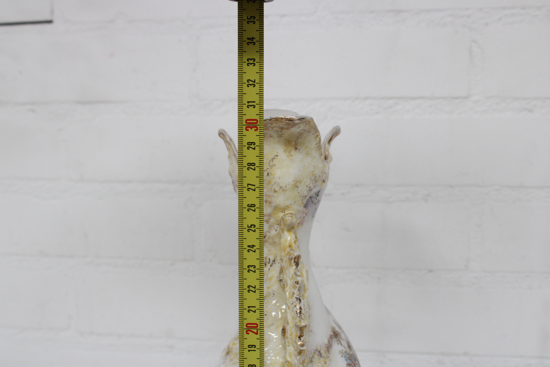 Antieke decoratieve vaas met handgeschilderde decoratie – foto 8 – kavel bij GSD Auctions, Zoeterwoude