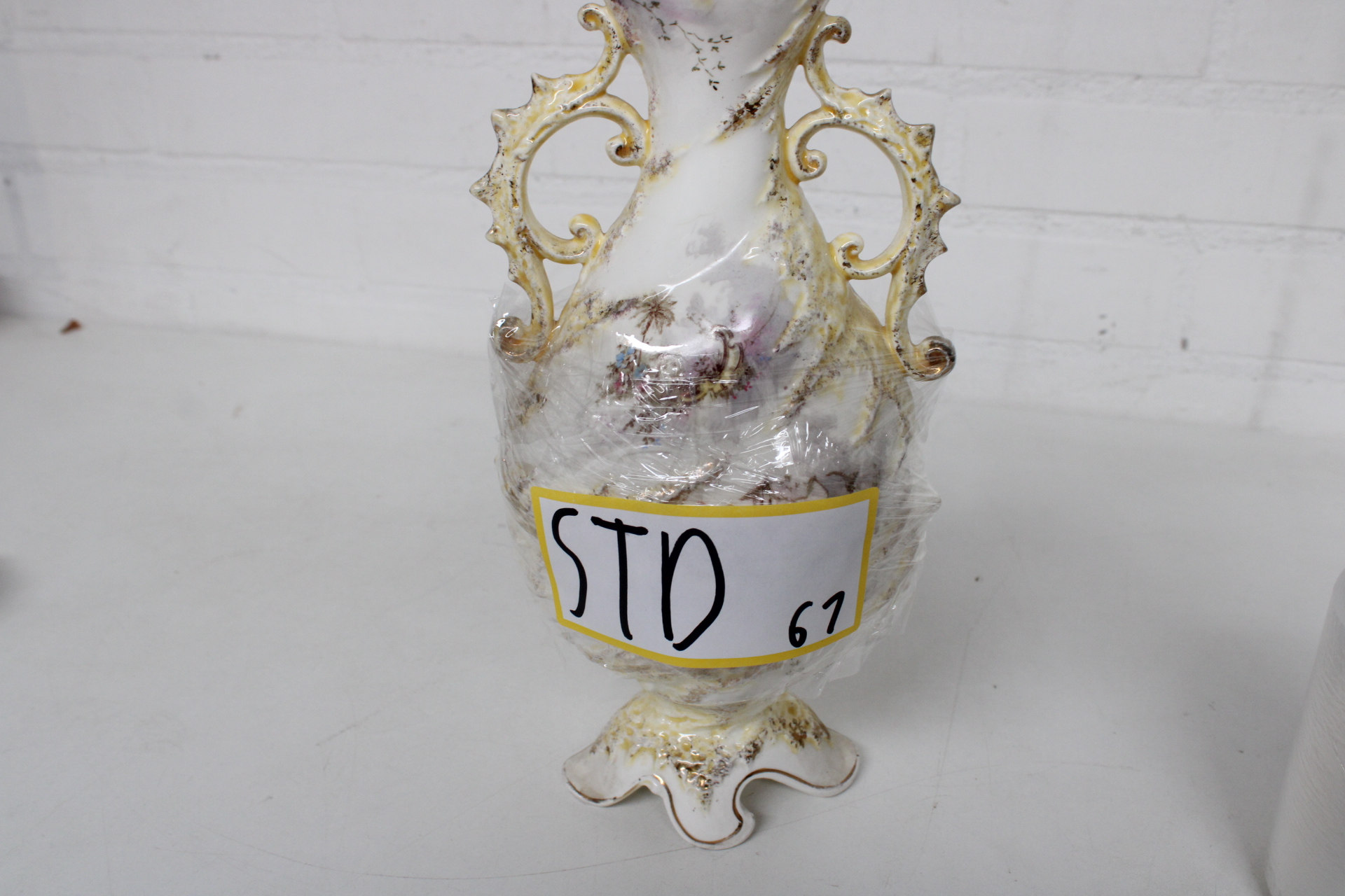 Antieke decoratieve vaas met handgeschilderde decoratie – foto 9 – kavel bij GSD Auctions, Zoeterwoude