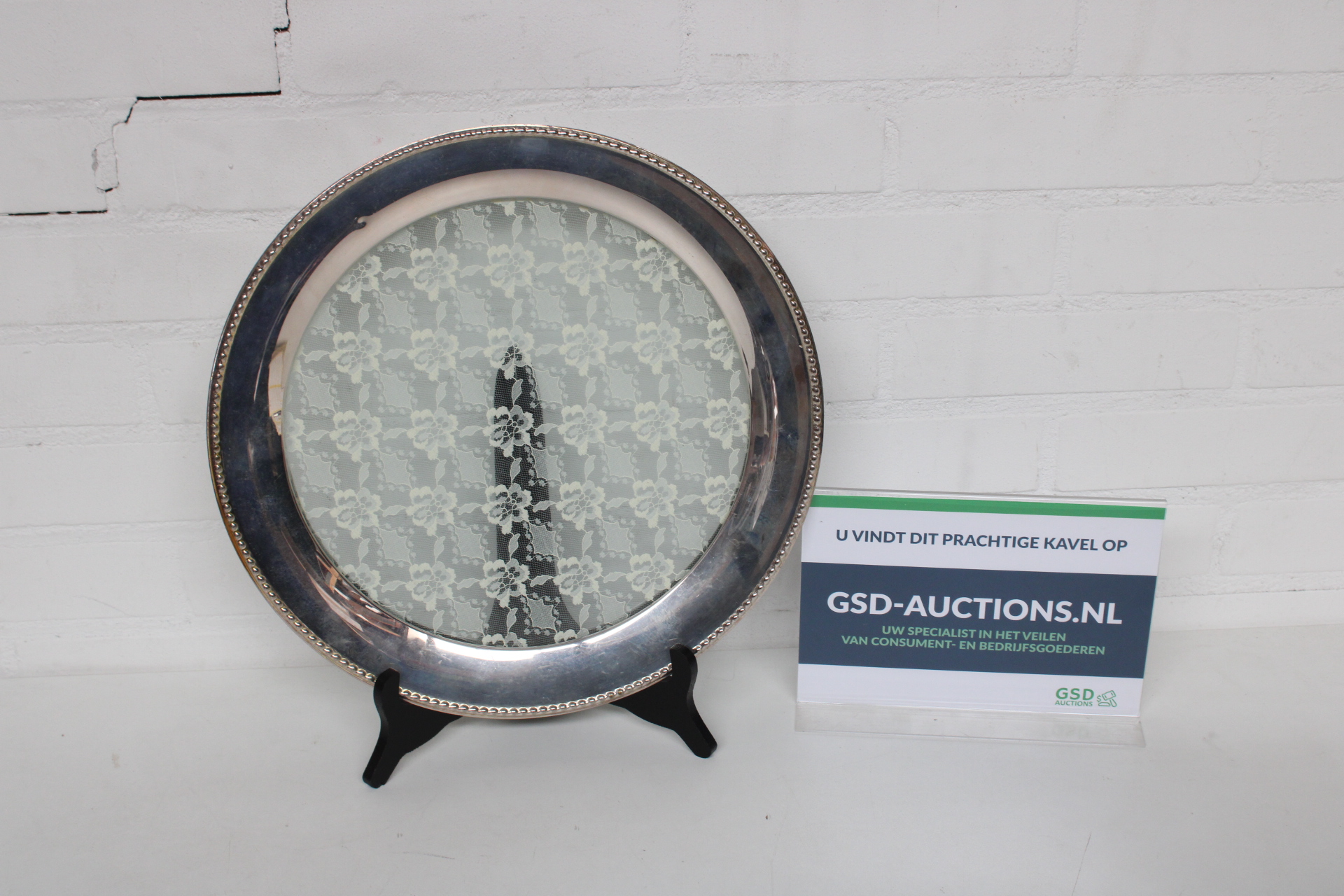 Rond zilverkleurig dienblad – kavel bij GSD Auctions, Zoeterwoude