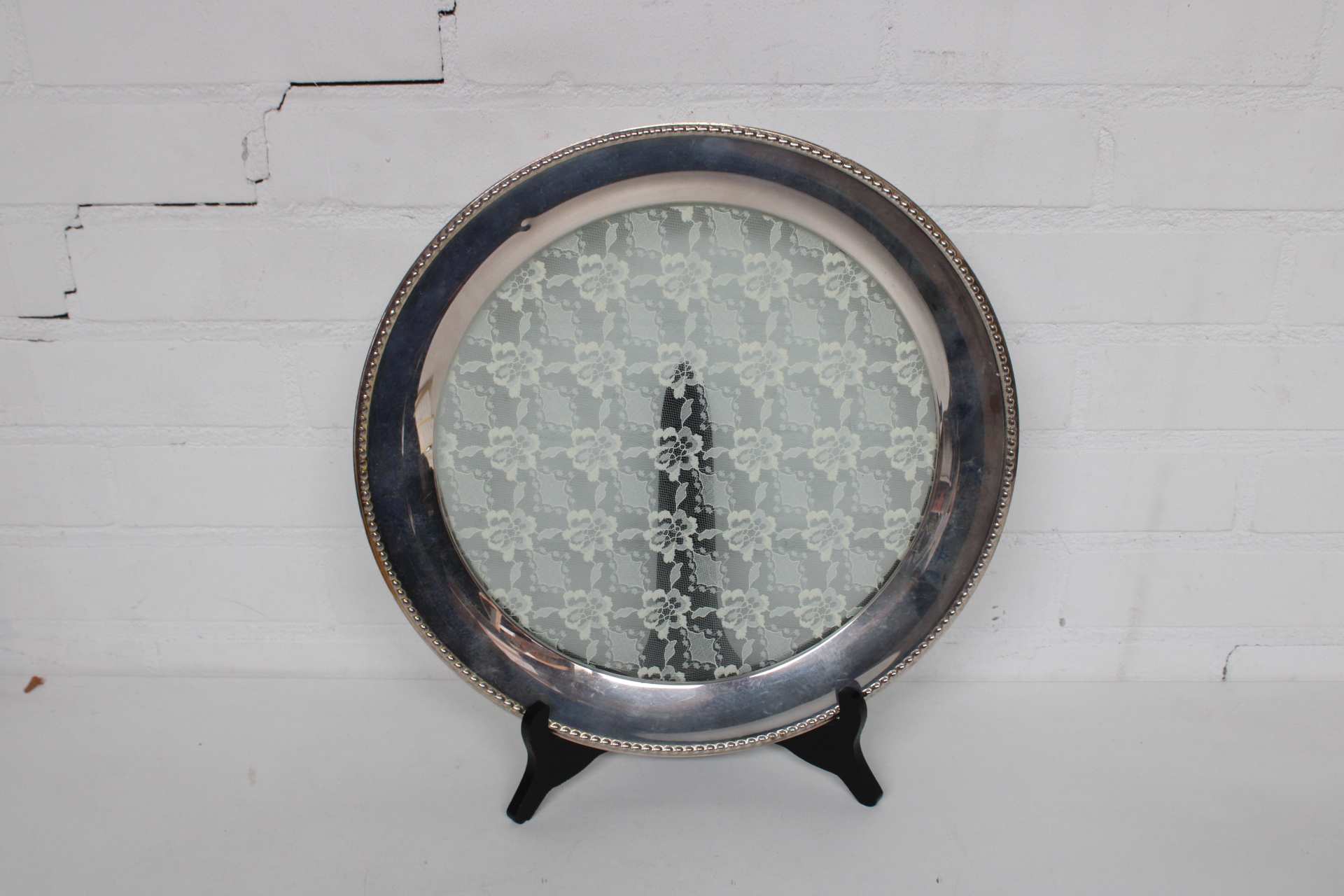 Rond zilverkleurig dienblad – foto 2 – kavel bij GSD Auctions, Zoeterwoude