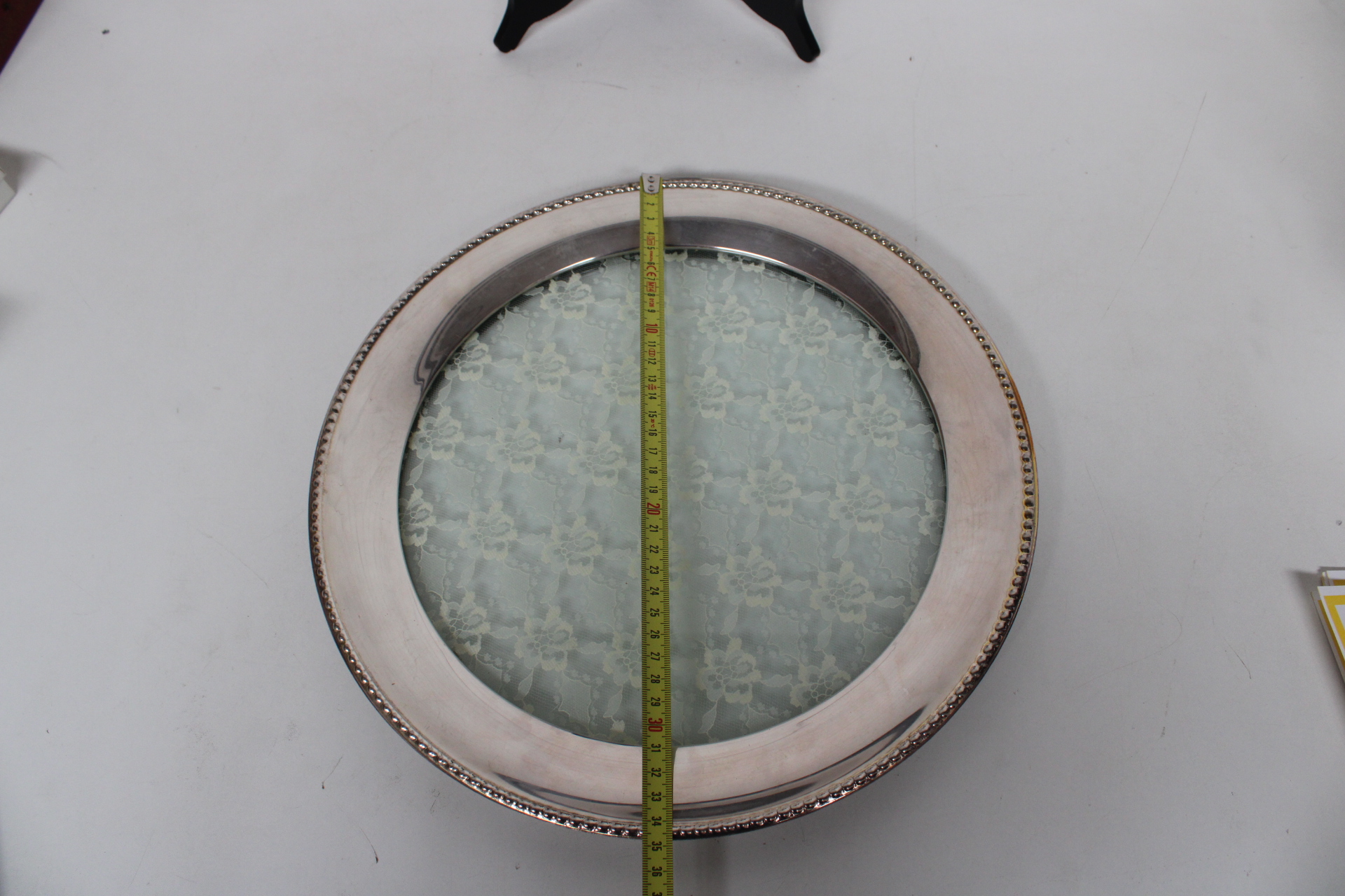 Rond zilverkleurig dienblad – foto 8 – kavel bij GSD Auctions, Zoeterwoude