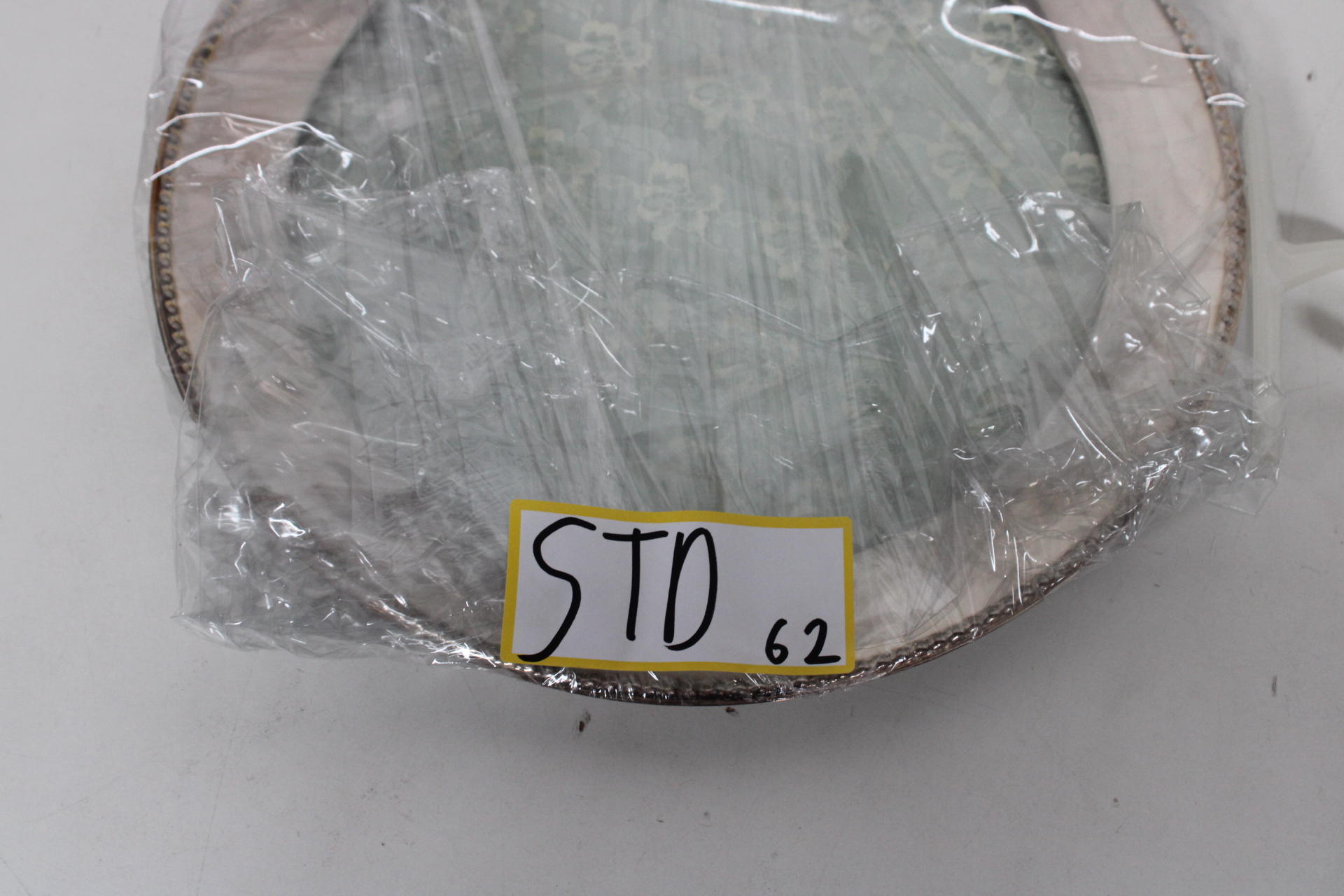 Rond zilverkleurig dienblad – foto 9 – kavel bij GSD Auctions, Zoeterwoude