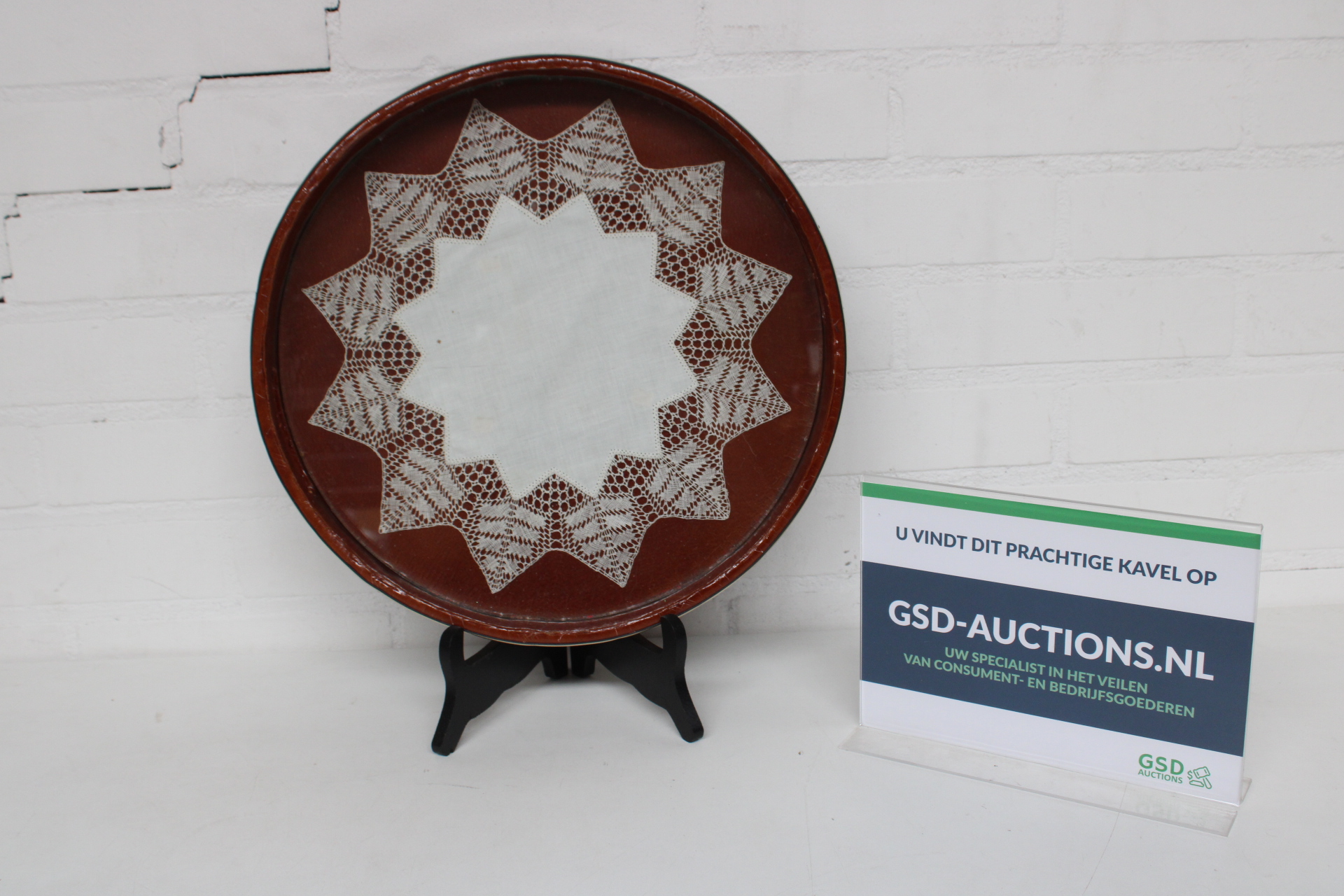 Rond dienblad met kanten inzet – kavel bij GSD Auctions, Zoeterwoude