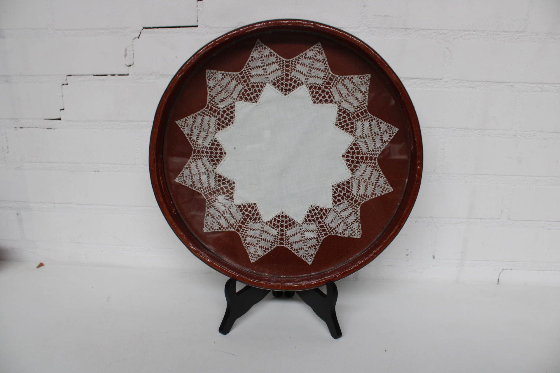 Rond dienblad met kanten inzet – foto 2 – kavel bij GSD Auctions, Zoeterwoude