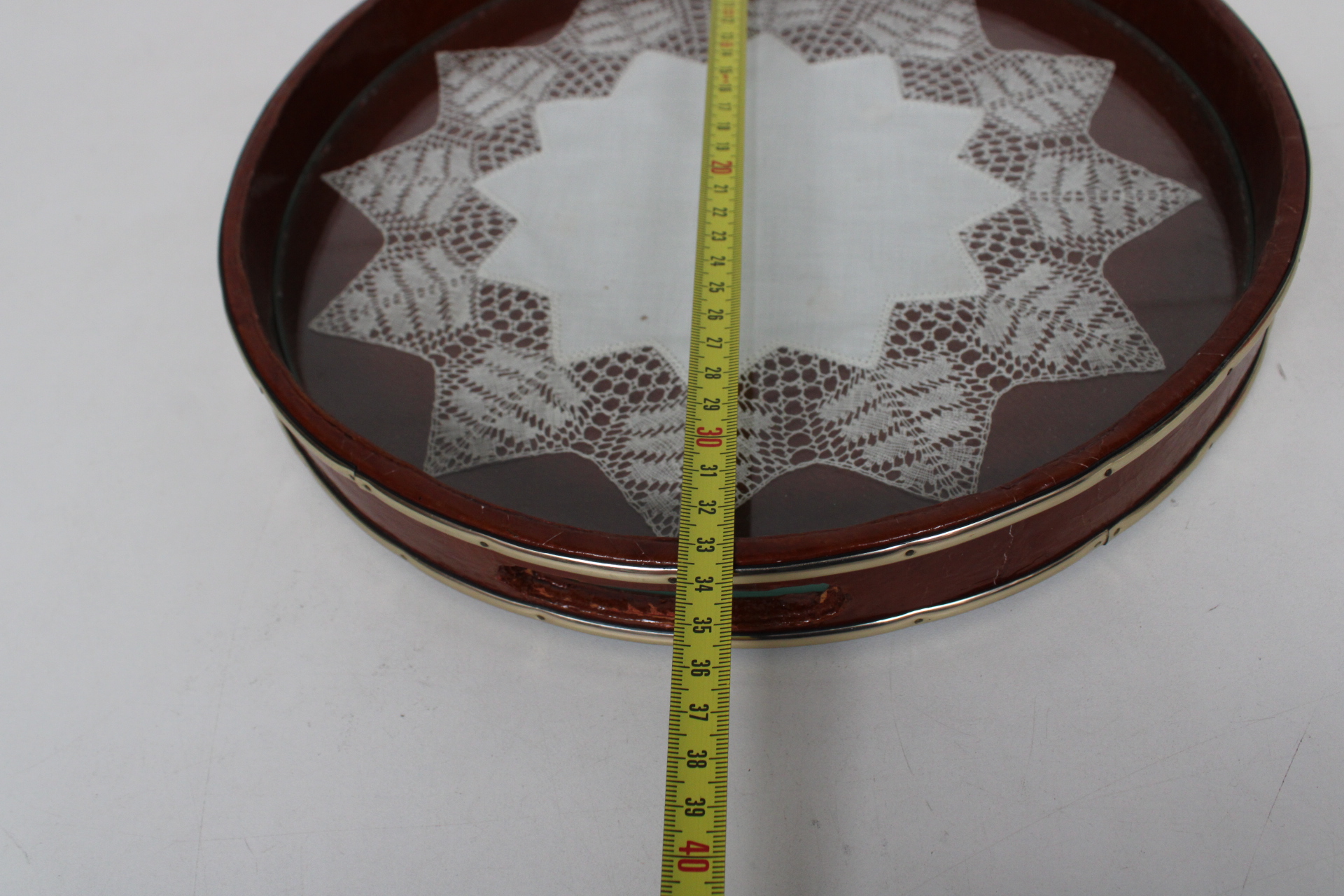 Rond dienblad met kanten inzet – foto 8 – kavel bij GSD Auctions, Zoeterwoude