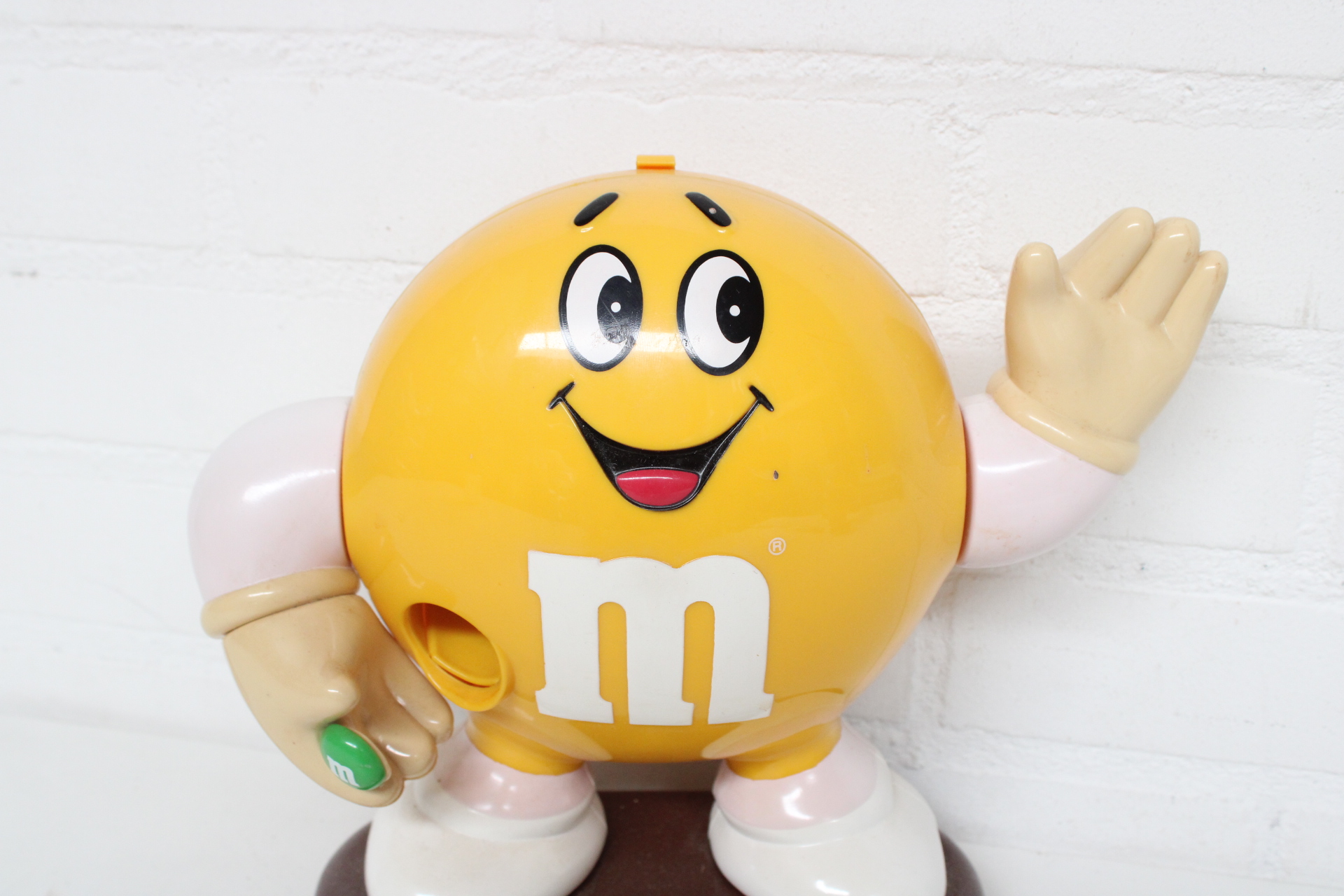 M&M's snoepjesdispenser – foto 3 – kavel bij GSD Auctions, Zoeterwoude