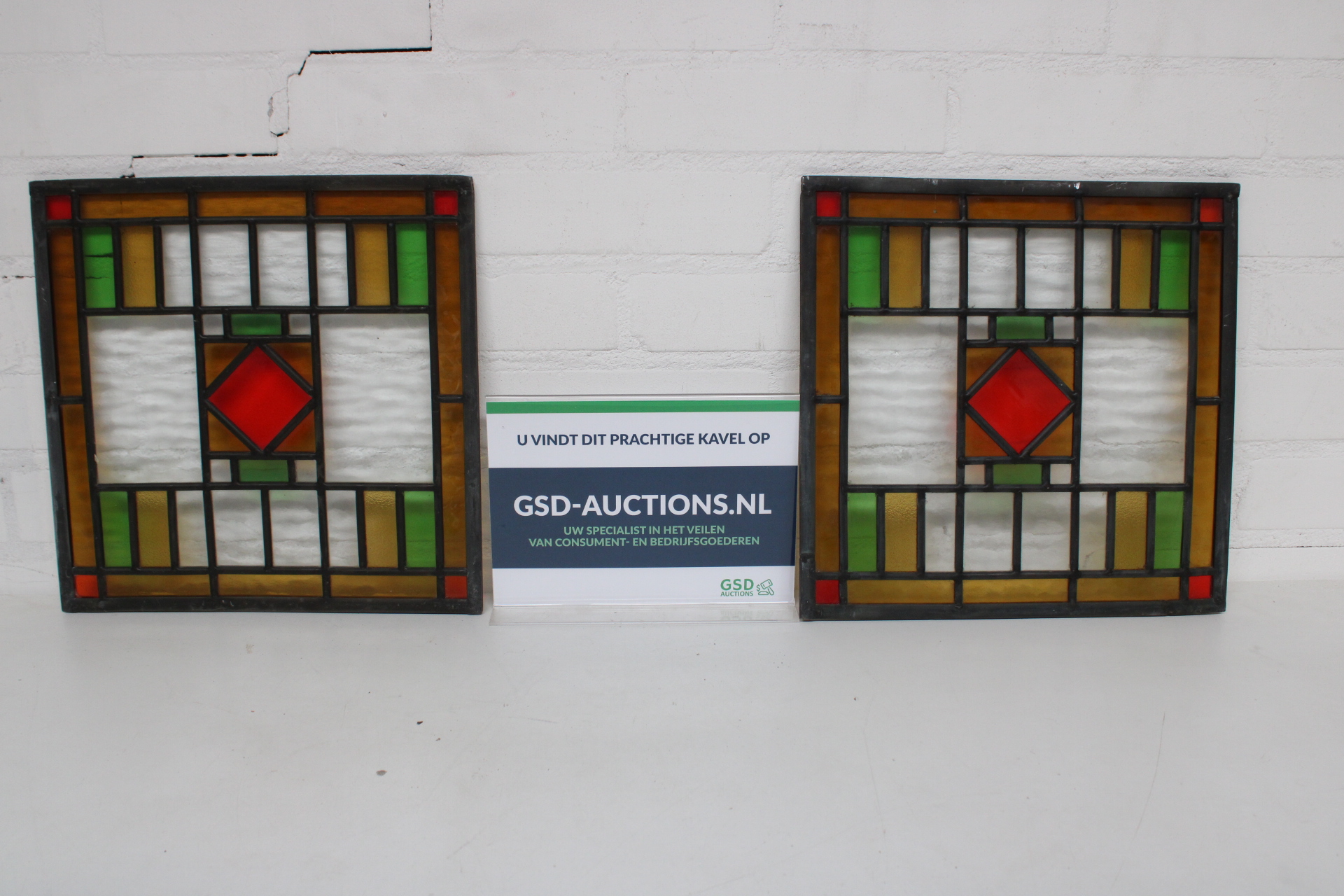 Set van 2 gekleurde glas-in-lood panelen – kavel bij GSD Auctions, Zoeterwoude