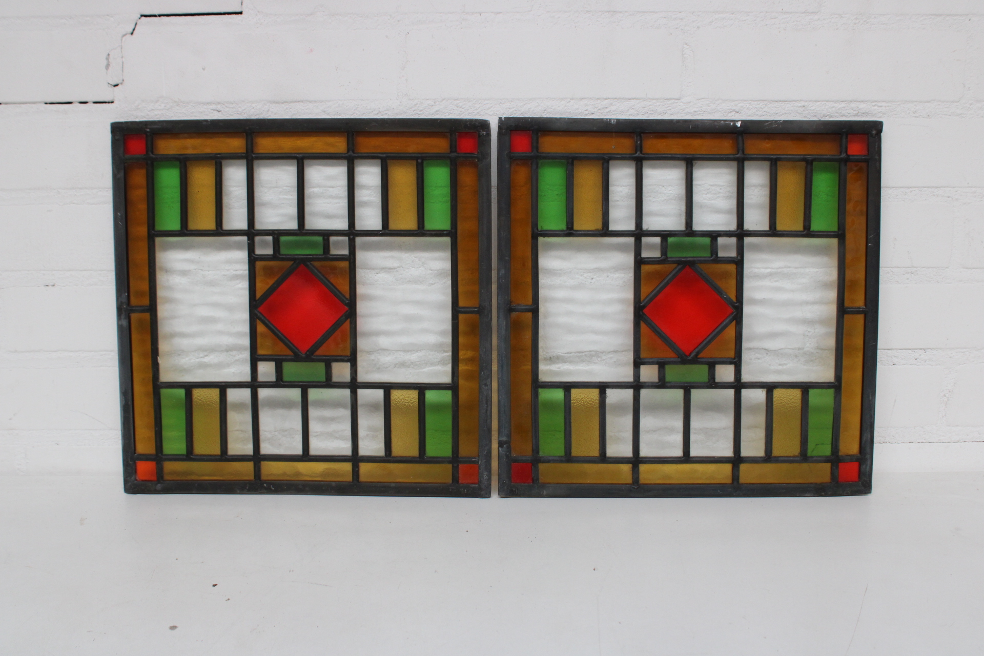Set van 2 antieke gekleurde glas-in-lood ramen – foto 2 – kavel bij GSD Auctions, Zoeterwoude