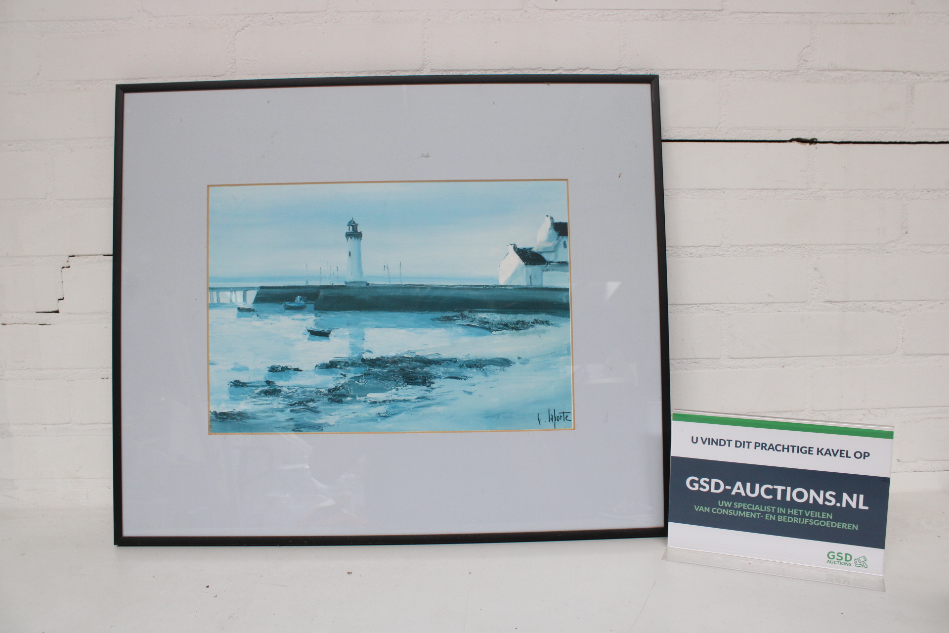 Ingelijst schilderij met vuurtoren en kust – kavel bij GSD Auctions, Zoeterwoude