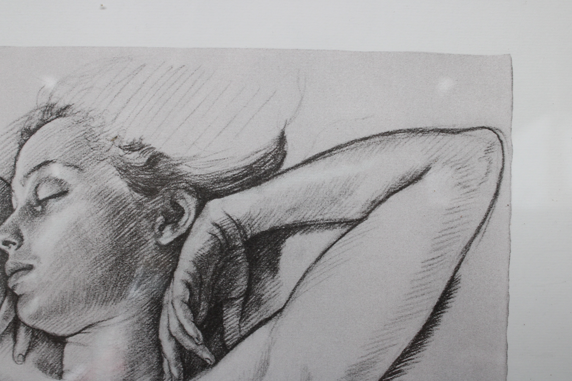 Ingelijste potloodtekening van liggende naakte vrouw – foto 5 – kavel bij GSD Auctions, Zoeterwoude