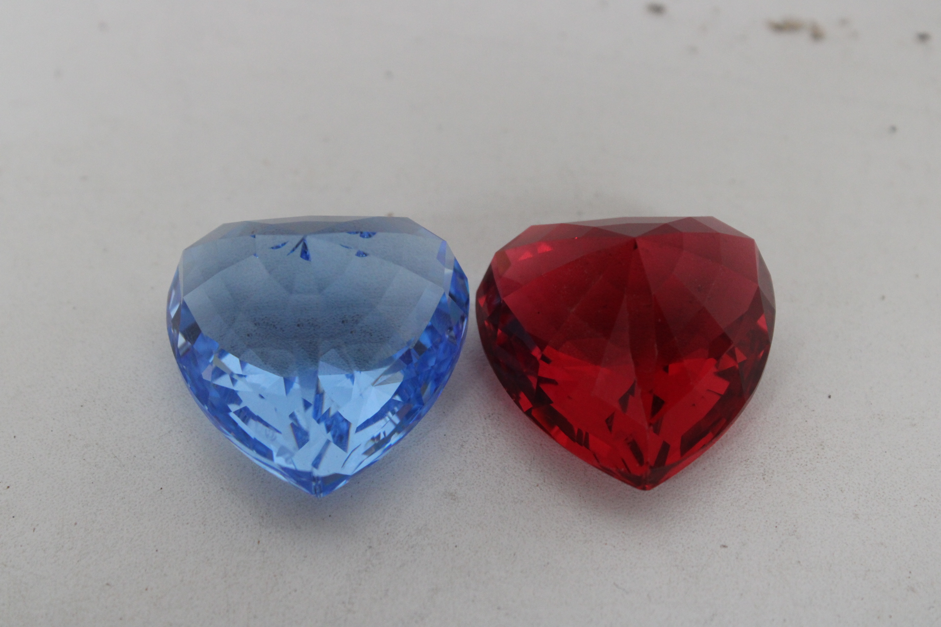 Geleverd glazen hartvormig decor – foto 3 – kavel bij GSD Auctions, Zoeterwoude