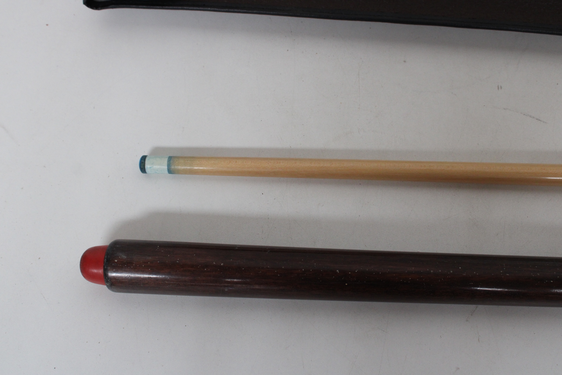 Biljartkeu met leren opbergtas – foto 3 – kavel bij GSD Auctions, Zoeterwoude