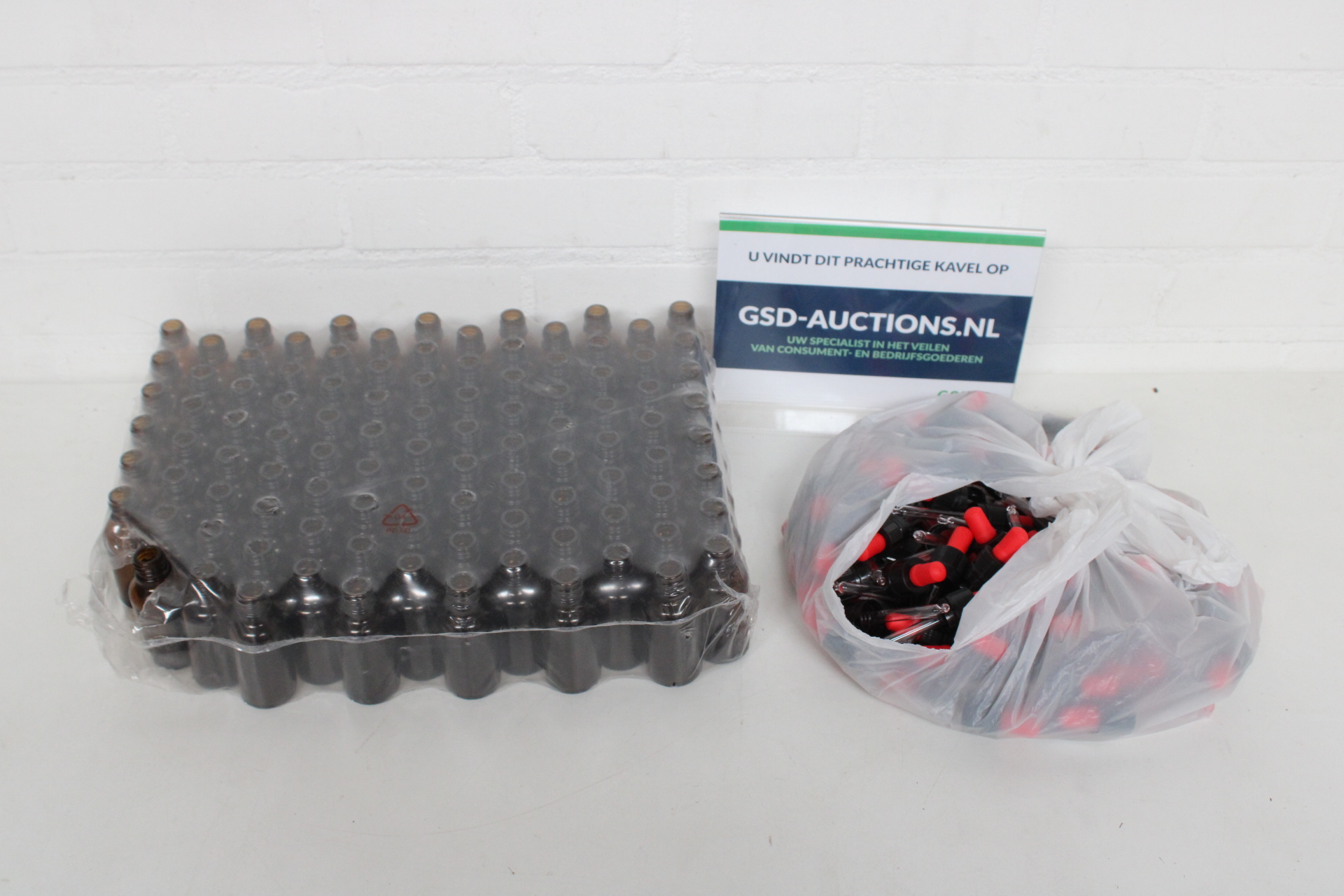 Plastic doppen in verpakking – kavel bij GSD Auctions, Zoeterwoude
