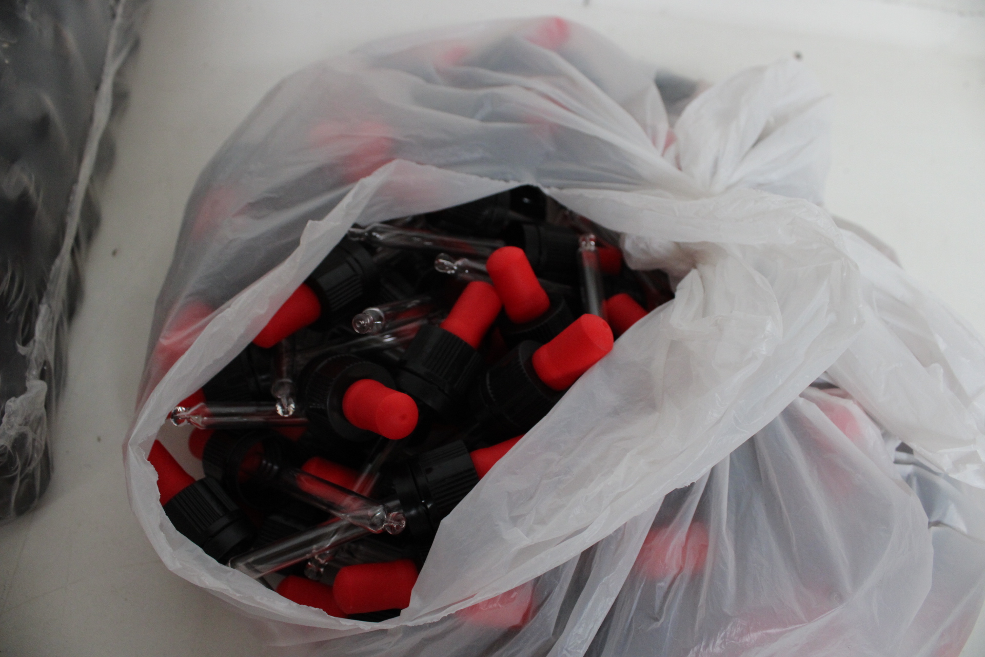 Mix van bruine pipetflesjes – foto 4 – kavel bij GSD Auctions, Zoeterwoude