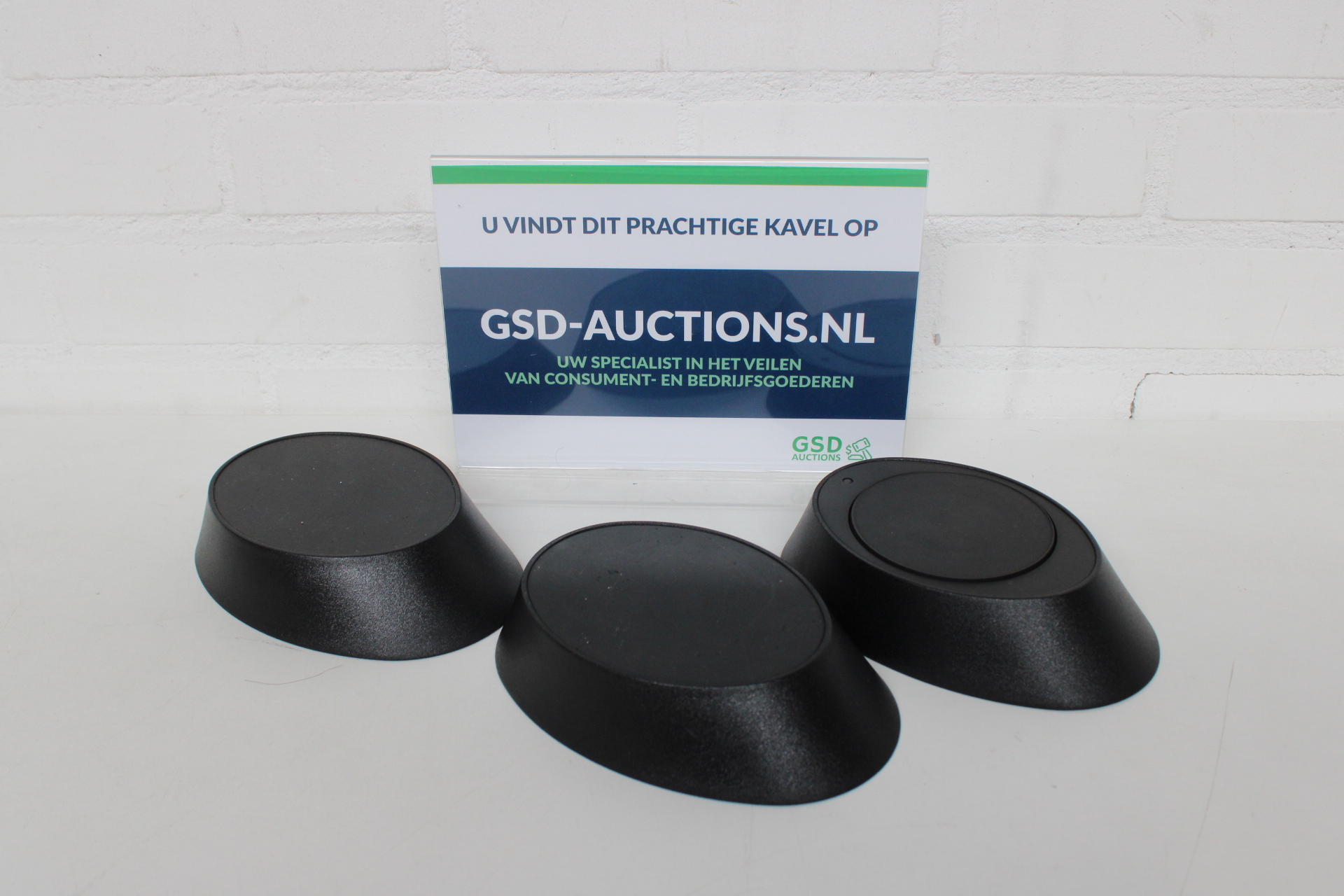 Set van drie zwarte kunststof displaystandaards – kavel bij GSD Auctions, Zoeterwoude